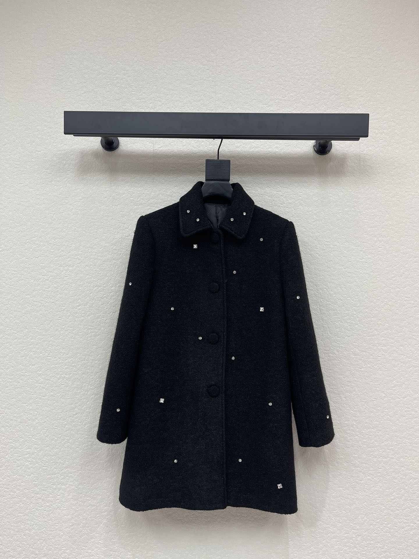 NO:605483,25 new autumn and winter new long woolen coat with lapel studs. High-end custom fabrics. Super rich and luxurious. A coat of this color is the real luxury!  The entire tailoring design is full of details. It is not a particularly loose version, but an appropriate H version. Not only does the upper body not make you feel bloated, but it also does not look too straight. The more free and easy you are, the more relaxed you can show your sense of luxury. It is straightforward and does not lack the aura that the brand should have. Two colors, SMLXL code, high quality A,, jackets & coats, alexander wang1986090925秋冬新款翻领钉钻毛呢大衣长款外套 高级定制面料 超浓郁透着高奢贵气 这种颜色的大衣 才是真正的贵气奢华！ 整个剪裁的设计都抓得满满当当的 不是那种特别宽松的版型 而是适当程度H版型 上身不仅不会让你有丝毫臃肿的感觉 而且看起来不会那种很端着 越洒脱越自由才能越轻松的展奢感 率性之余不缺乏品牌该有的气场 两个色 SMLXL码 高品质A,,jackets & coats,alexander wang,Women's clothing