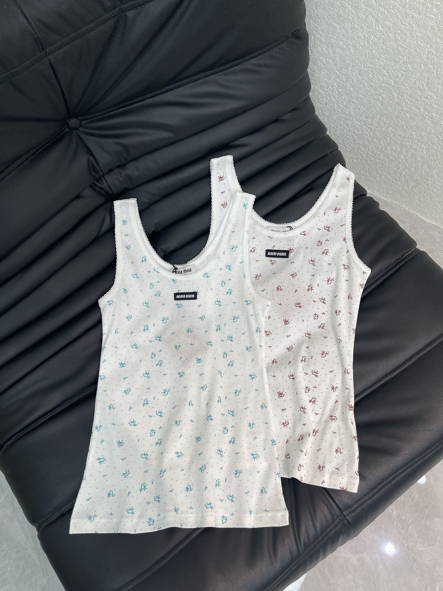 NO:591194,Miumi*26 early spring new full-body floral stretch vest High-elastic cotton fabric Slim fit High-density fashionable sports style Everyday wear Playful and age-reducing design elements full of vitality High quality Size SML AA,,miumiu,alexander wang19860909Miumi*26早春新款全身碎花弹力背心 高弹力棉面料 修身版型 高密度时髦运动风 每个日常的穿搭 俏皮减龄充满元气的设计元素 高品质 尺码SML AA,,miumiu,alexander wang,Women's clothing