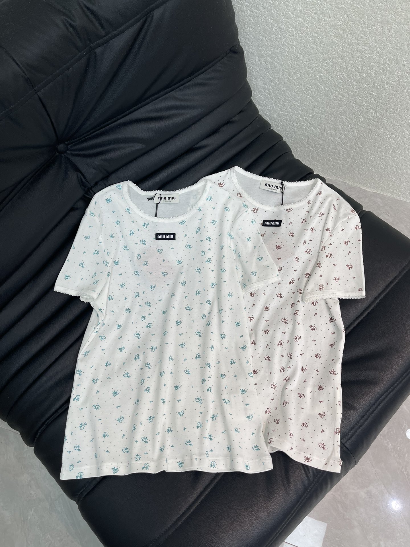 NO:591197,Miumi*26 early spring new full-body floral elastic short-sleeved T-shirt. High-elastic cotton fabric. Slim fit. High-density fashionable sports style. Every daily wear. Playful and age-reducing design elements full of vitality. High quality. Sizes SML,,miumiu,T-shirt,tees,t-shirt,alexander wang19860909Miumi*26早春新款全身碎花弹力短袖T恤 高弹力棉面料 修身版型 高密度时髦运动风 每个日常的穿搭 俏皮减龄充满元气的设计元素 高品质 尺码SML,,miumiu,T-shirt,tees，t-shirt,alexander wang,Women's clothing