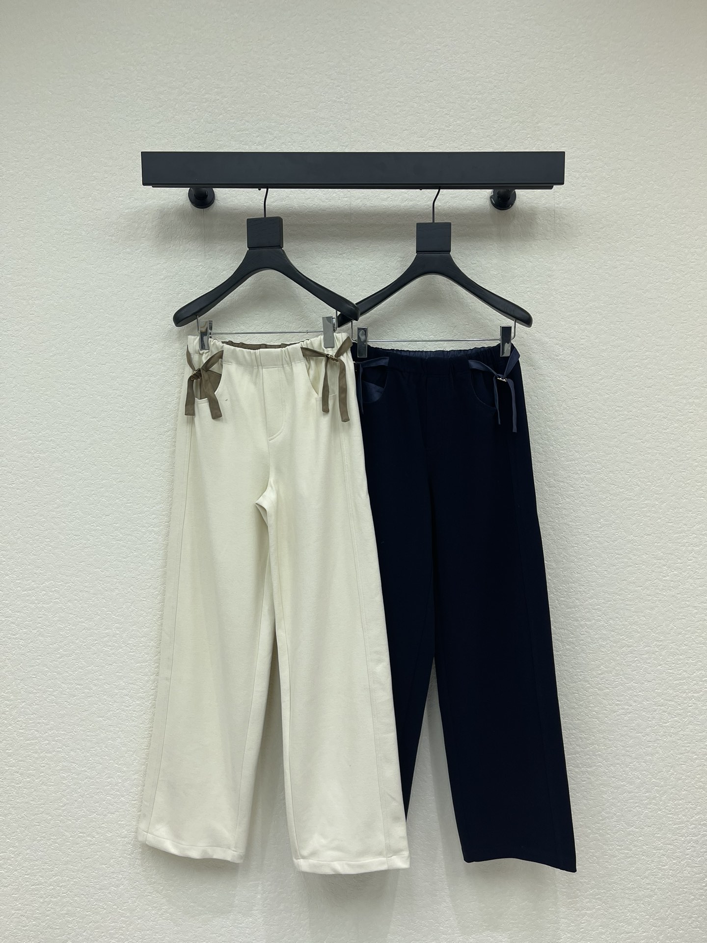 NO:591187,Loew*25 new style drawstring straight trousers with side belt buckle. Customized YB imported rayon material, the fabric is soft and comfortable, draped and stylish, high-waisted drawstring wide-leg trousers version, using the loose silhouette of the trouser legs to lengthen the leg line and modify the leg shape problem, with elastic waist and perforated zippers on both sides of the waist  Rope straps add fashion points, and the iconic totem logo on the back hip pocket instantly enhances the brand style. It is easy to control and wear with full high-street fashion style. The brushed short velvet inside is more warm. A pair of versatile trousers for every season, perfect for daily vacation and dating. SML,, loewe, alexander  wang19860909Loew*25新款侧腰带扣抽绳直筒长裤.定制YB进口人棉材质,面料柔挺舒适,垂顺有型,高腰抽绳阔腿长裤版型,利用裤腿宽松廓形裤型,拉长腿部线条,修饰腿型问题,配合弹力腰身两侧腰穿孔拉扣绳带,时尚加分,后臀口袋标志性图腾徽标,品牌格调瞬间提升,轻松驾驭,穿出满满的高街时髦风格,内里磨毛短绒更保暖,一条换季百搭长裤,度假约会日常.SML,,loewe,alexander wang,Women's clothing