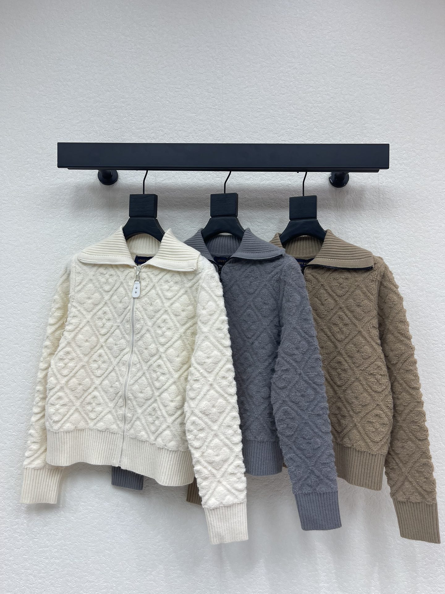 NO:591767,Louis Vuitto*25 new autumn and winter jacquard knitted zipper lapel jacket!  The fabric material used in the ski series is cashmere, which is delicate and soft. It is treated with jacquard technology and presents a three-dimensional concave and convex shape. The navy collar design is neat and stylish. The metal zipper is smooth and durable. It is matched with a textured zipper puller and the details are exquisite. The whole body is embellished with four-leaf clover element jacquard, creating a fashionable brand style!  Whether worn alone or layered, it can easily handle a variety of occasions, from daily commuting to weekend leisure, showing a sense of low-key luxury. SML,, louis vuitton, jackets & coats, alexander wang19860909Louis Vuitto*25秋冬新款提花针织拉链翻领外套！滑雪系列 采用的面料材质绵羊绒,细腻柔软,提花工艺处理,呈现立体凹凸造型,海军领设计利落有型,金属拉链顺滑耐用,搭配质感拉链头,细节处尽显精致.大身通体四叶草元素提花点缀,打造品牌时髦风格！无论单穿还是叠搭,都能轻松驾驭多种场合,从日常通勤到周末休闲,都能展现低调奢感.SML,,louis vuitton,jackets & coats,alexander wang,Women's clothing