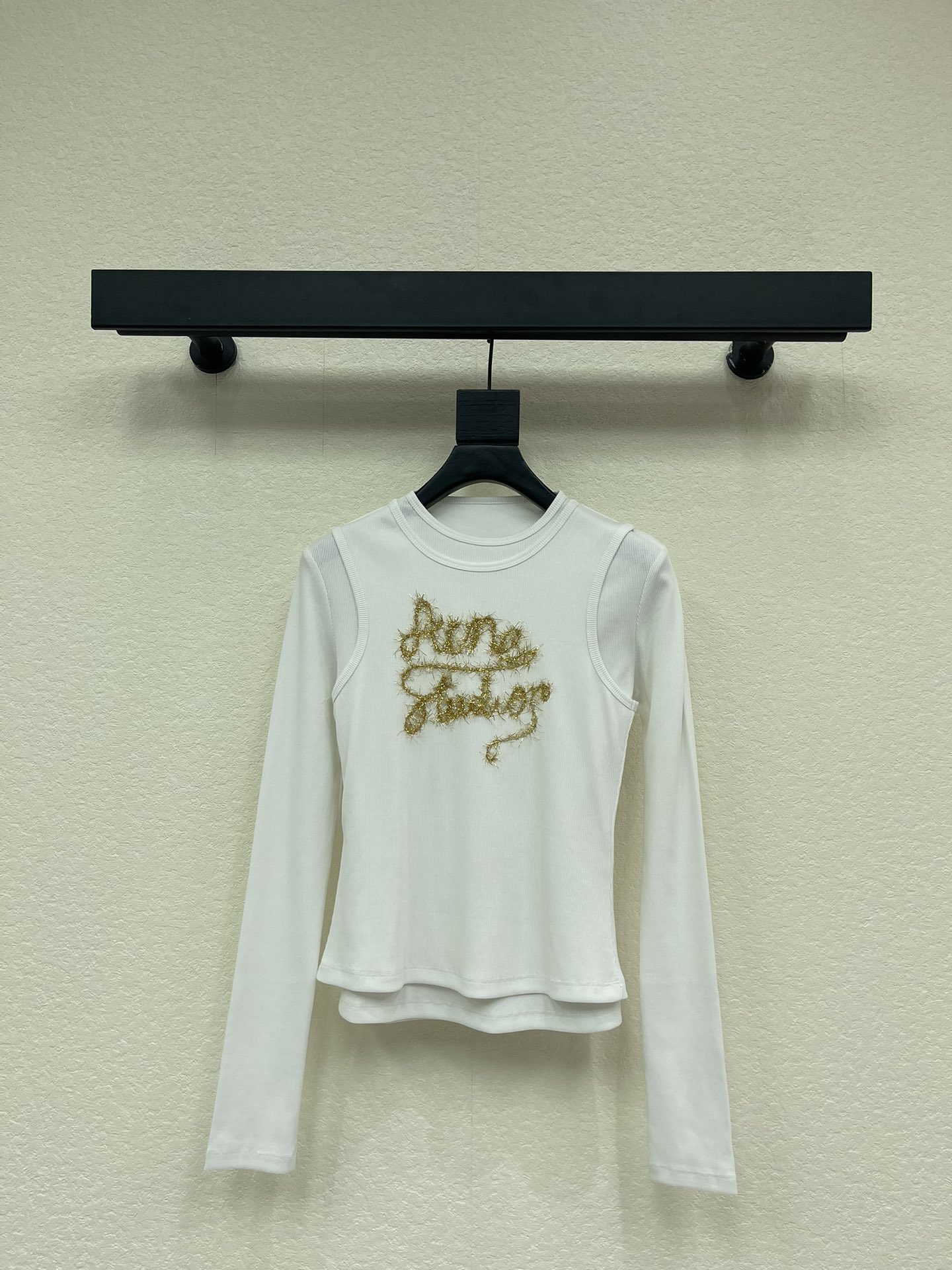 NO:591210,*25 new autumn and winter slim fit fake two-piece long-sleeved T-shirt. This long-sleeved round-neck T-shirt has a layered structure and is made of soft cotton blended fabric. The outer layer is designed in a vest style with a gold thread embroidered logo on the chest. The silhouette fits. SML,, tees, t-shirt, alexander wang19860909*25秋冬新款修身假两件长袖T恤.此款长袖圆领T恤采用分层结构,选用柔软棉质混纺面料制成.外层采用背心风格设计,胸前饰有金线刺绣徽标.廓形合身.SML,,tees，t-shirt,alexander wang,Women's clothing