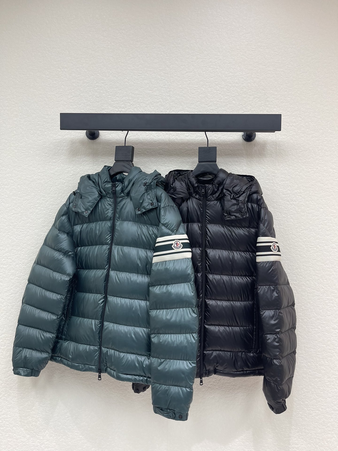 NO:591762,Equipped with dust bag, Moncle* 25 new autumn and winter LANDRE hooded down jacket. Nylon ribbed four-bar sleeves highlight youthful temperament!  The hood is detachable and is an ultra-light and ultra-soft down jacket. Medium thickness!  Same style for men and women ·Made of lon laqué polyester taffeta fabric ·Lon laqué lining ·Filled with white goose down ·Double-ended zipper closure ·Detachable hood, hood cord can be tightened ·Zipper pocket Color green, black Size 1.2.3.4.5,,Moncler,down jacket,hats,alexander wang19860909配防尘袋Moncle*蒙口25秋冬新款LANDRE连帽羽绒服.尼龙罗纹四道杠袖子彰显年轻气质！帽子可拆卸,超轻超软的一款羽绒服.中等厚度！男女同款 ·采用lon laqué 涤塔夫面料制成 ·lon laqué衬里 ·填充白鹅绒 ·双头拉链开合 ·连帽可拆,帽绳可收紧 ·拉链口袋 颜色绿色,黑色 尺码1.2.3.4.5,,Moncler,down jacket,hats,alexander wang,Women's clothing