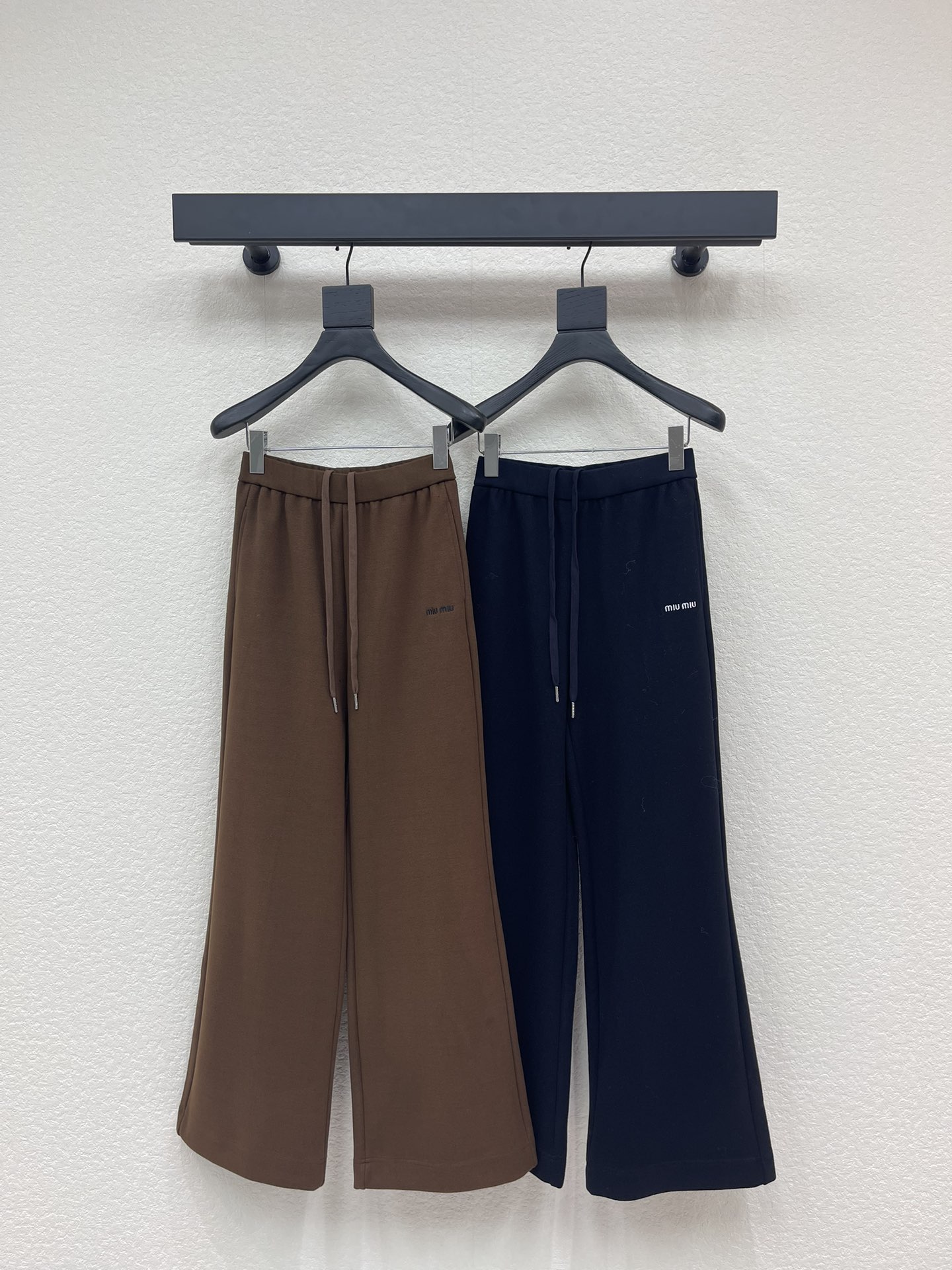 NO:591207,Miu Mi*25 new drawstring elastic waist casual pants. High-quality fabric texture, soft, delicate and comfortable. Very textured fabric. Great-looking version. Contrast color embroidery. Low-key luxury. Age-reducing girlhood!  A must-have artifact for Bai Fumei!  The classic version is versatile and easy to wear. It is highly recommended to keep it for yourself!  The quality of workmanship depends on the details SML,,miumiu,alexander wang19860909Miu Mi*25新款抽绳松紧腰休闲裤 高品质面料质感柔软细腻舒适. 非常有质感的面料 版型巨好看 撞色刺绣 低调奢华 减龄少女时代！白富美必备神器！ 经典版型百搭不挑人 强烈推荐自留款！ 做工品质看细节 SML,,miumiu,alexander wang,Women's clothing