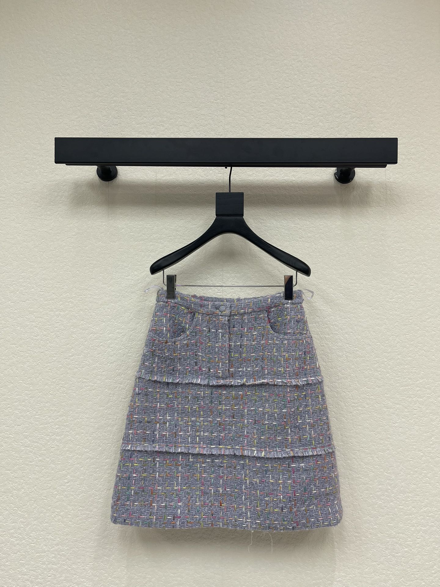 NO:591195,Chane*25 autumn and winter new product small fragrance high-end age-reducing taro purple woven tweed skirt. The beautiful lady-style colorful yarn woven fabric is super beautiful in real life. The pink and tender color simply brings elegance. An exciting small fragrance. A must-have for those who love pink. The customized color hardware buttons are very exquisite. The upper body has a noble temperament. A must-have for rich families. SML,,chanel,skirts,alexander wang19860909Chane*25秋冬新品小香风高级减龄香芋紫编织粗花呢半裙 绝美名媛风彩纱编织面料实物超美 粉嫩粉嫩的简直自带优雅感 令人心动的小香风 粉色控必入 定制配色五金钮扣非常精美 上身自带高贵气质 富家千金必备 SML,,chanel,skirts,alexander wang,Women's clothing