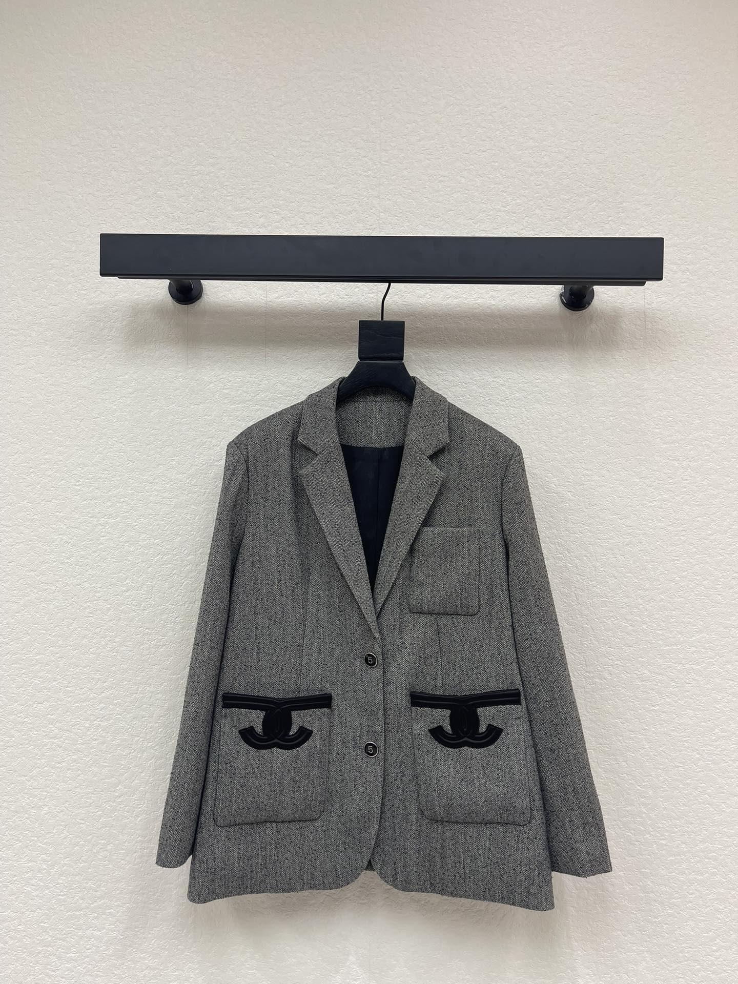NO:591198,Chane*25 new autumn and winter new Xiaoxiang retro tweed suit jacket, wearing a French socialite elegance. It is made of retro gray tweed to create a high-end texture, the silhouette is neat and elegant, and the iconic double C pocket three-dimensional embroidery design. Whether it is worn with an inner suspender skirt to show the sophistication and sexiness of 'missing bottoms', or paired with trousers to create the capable aura of a workplace elite, it can hold its own perfectly. It is very suitable for daily gatherings, super good-looking recommended SML  A,,chanel,skirts,jackets & coats,business suit,alexander wang19860909Chane*25秋冬新款小香复古粗花呢西装外套,穿出法式名媛优雅感.以复古灰调粗花呢打造高级质感,廓形剪裁利落大气,标志性的双C口袋立体刺绣设计,无论是内搭吊带裙演绎“下衣失踪”的轻熟性感,还是搭配西裤打造职场精英的干练气场,它都能完美hold住. 日常聚会都非常适合,超级好看推荐 SML A,,chanel,skirts,jackets & coats,business suit,alexander wang,Women's clothing
