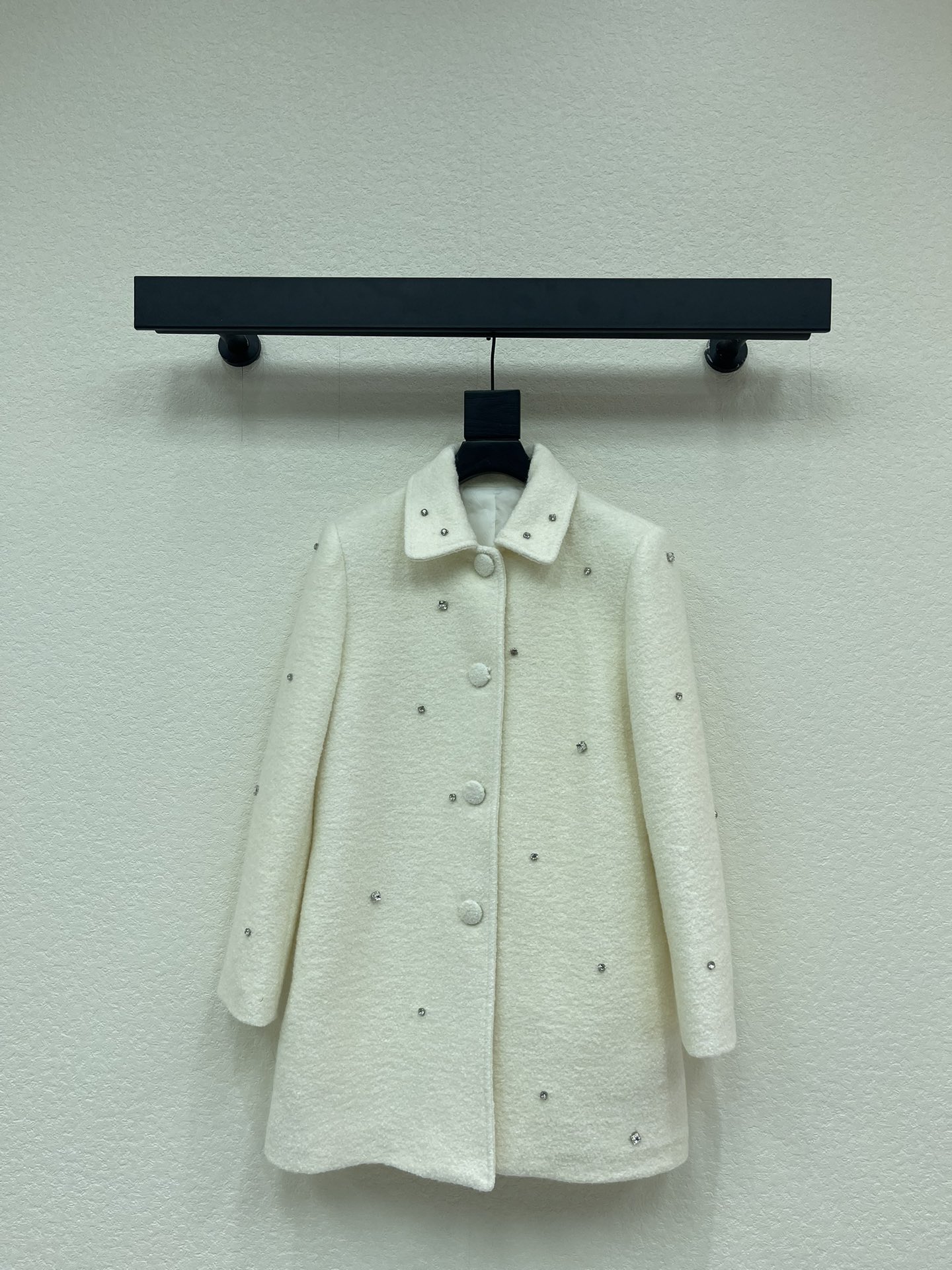 NO:605481,*25 new autumn and winter new long woolen coat with lapel studs. High-end custom fabric. Super rich and luxurious. A coat of this color is the real luxury!  The entire tailoring design is full of details. It is not a particularly loose version, but a moderate H version. Not only does the upper body not make you feel bloated, but it also does not look too straight. The more free and easy you are, the more relaxed you can show your sense of luxury. It is straightforward and does not lack the aura that the brand should have. Two colors, SMLXL code, high quality, jackets & coats, alexander wang19860909*25秋冬新款翻领钉钻毛呢大衣长款外套 高级定制面料 超浓郁透着高奢贵气 这种颜色的大衣 才是真正的贵气奢华！ 整个剪裁的设计都抓得满满当当的 不是那种特别宽松的版型 而是适当程度H版型 上身不仅不会让你有丝毫臃肿的感觉 而且看起来不会那种很端着 越洒脱越自由才能越轻松的展奢感 率性之余不缺乏品牌该有的气场 两个色 SMLXL码 高品质,,jackets & coats,alexander wang,Women's clothing