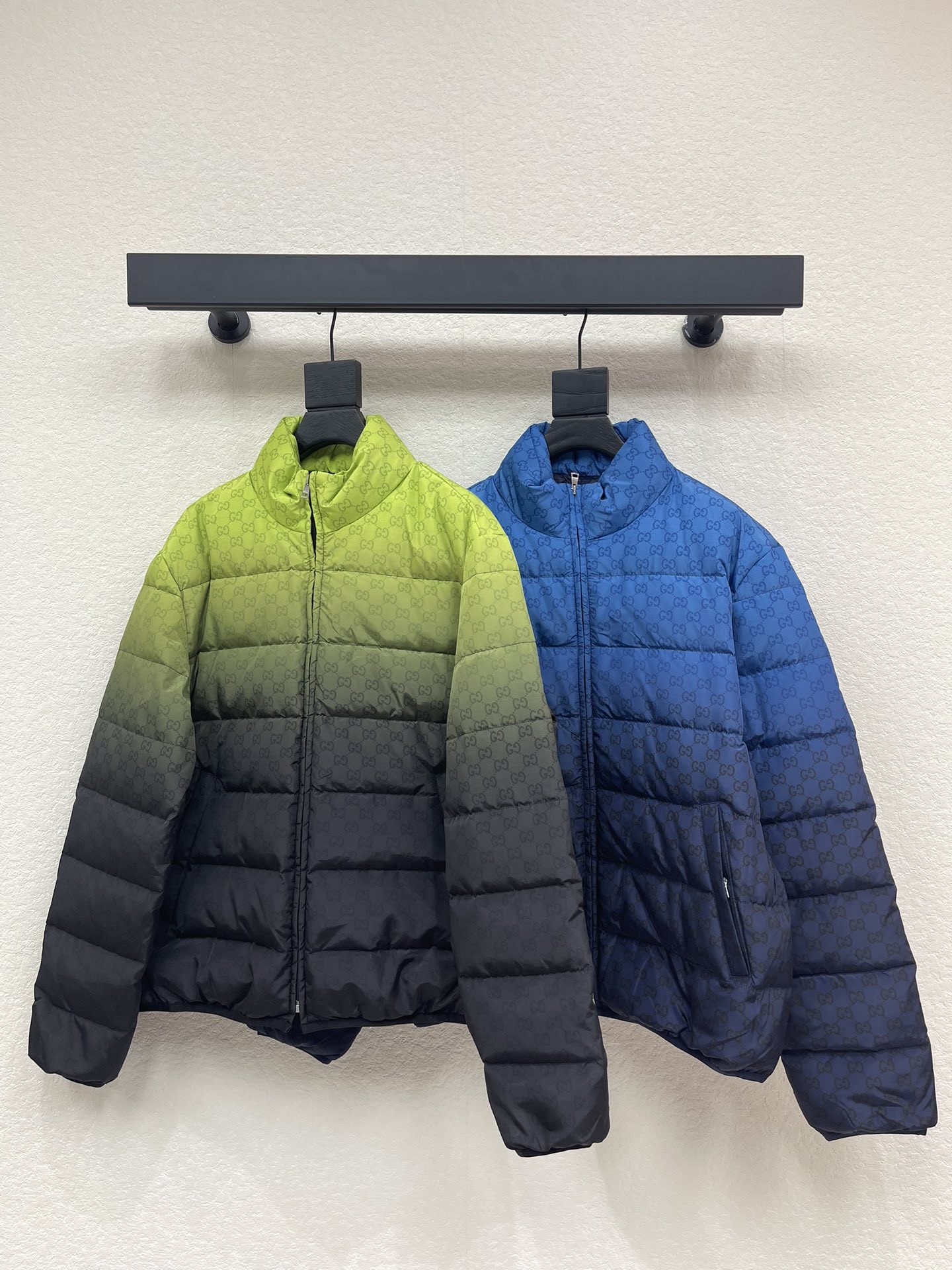 NO:591764,Comes with dust bag Gucc*25 new autumn and winter gradient color all-over printed logo down jacket Printed plain poplin zipper jacket The brand presents a variety of gradient colors to highlight the texture of the fabric and the recognizable GG pattern. This puffer jacket is made of light blue to blue gradient plain polyester fiber poplin, with GG printing all over the body to express a unique charm. Light blue to blue gradient plain polyester fiber poplin  All-over GG printed velvet, stand-up collar, hidden hood, front pocket zipper, blue/grass green S-XL,,gucci,jackets & coats,jackets & coats,down jacket,hats,alexander wang19860909配防尘袋Gucc*25秋冬新品渐变颜色满印logo羽绒服 印花平纹府绸拉链夹克外套 品牌呈现多款渐变色配色,意在凸显面料质感和颇具辨识度的GG图案. 这款夹绒夹克以浅蓝色至蓝色渐变色平纹聚酯纤维府绸打造, 通体缀饰GG印花,尽释别致风韵. 浅蓝色至蓝色渐变色平纹聚酯纤维府绸 通体GG印花夹绒 立领 隐藏式兜帽 前袋拉链前襟 蓝色/草绿色 S-XL,,gucci,jackets & coats,jackets & coats,down jacket,hats,alexander wang,Women's clothing