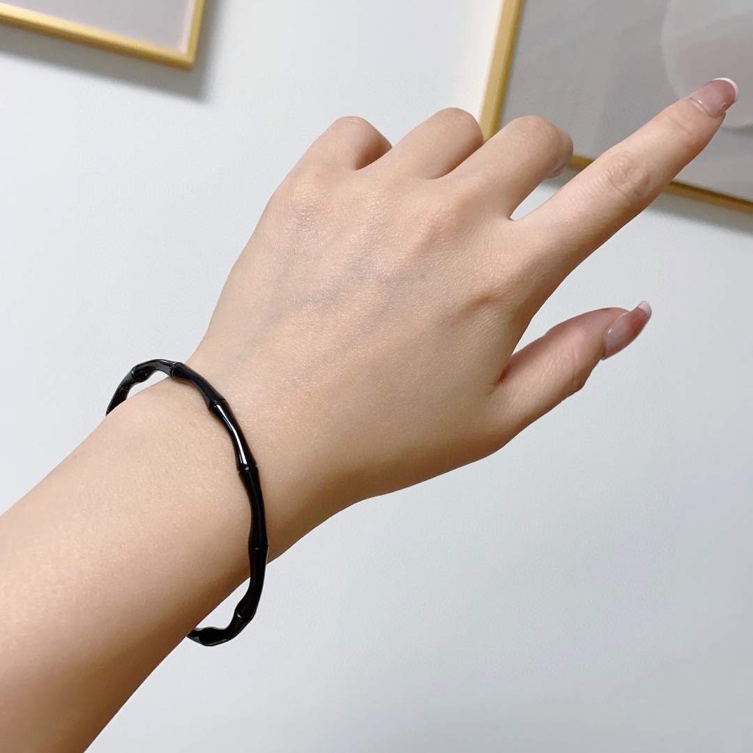 NO:588991,The Gucci Bamboo Bracelet is a great way to style yourself in early spring!  I love it, I love it. I found this incomparable-looking bamboo sterling silver bracelet and I was blown away ~ because it is so beautiful ~ The simple bamboo shape is so exquisite. It also means that you are getting better and better. Sisters can close their eyes and they will not go wrong. Boutique jewelry, gucci, bracelet, pure silver19860909早春穿搭什突显气质的古驰竹节手镯！爱了爱了宝宝们,找到了这款颜值无敌的竹节纯银手镯简直吹爆～因为真的太好看啦～简约的竹节造型,精致到爆.还有节节高升的寓意姐妹们完全可以闭眼入也不会出错,饰品精品,gucci,bracelet,pure silver,Jewelry