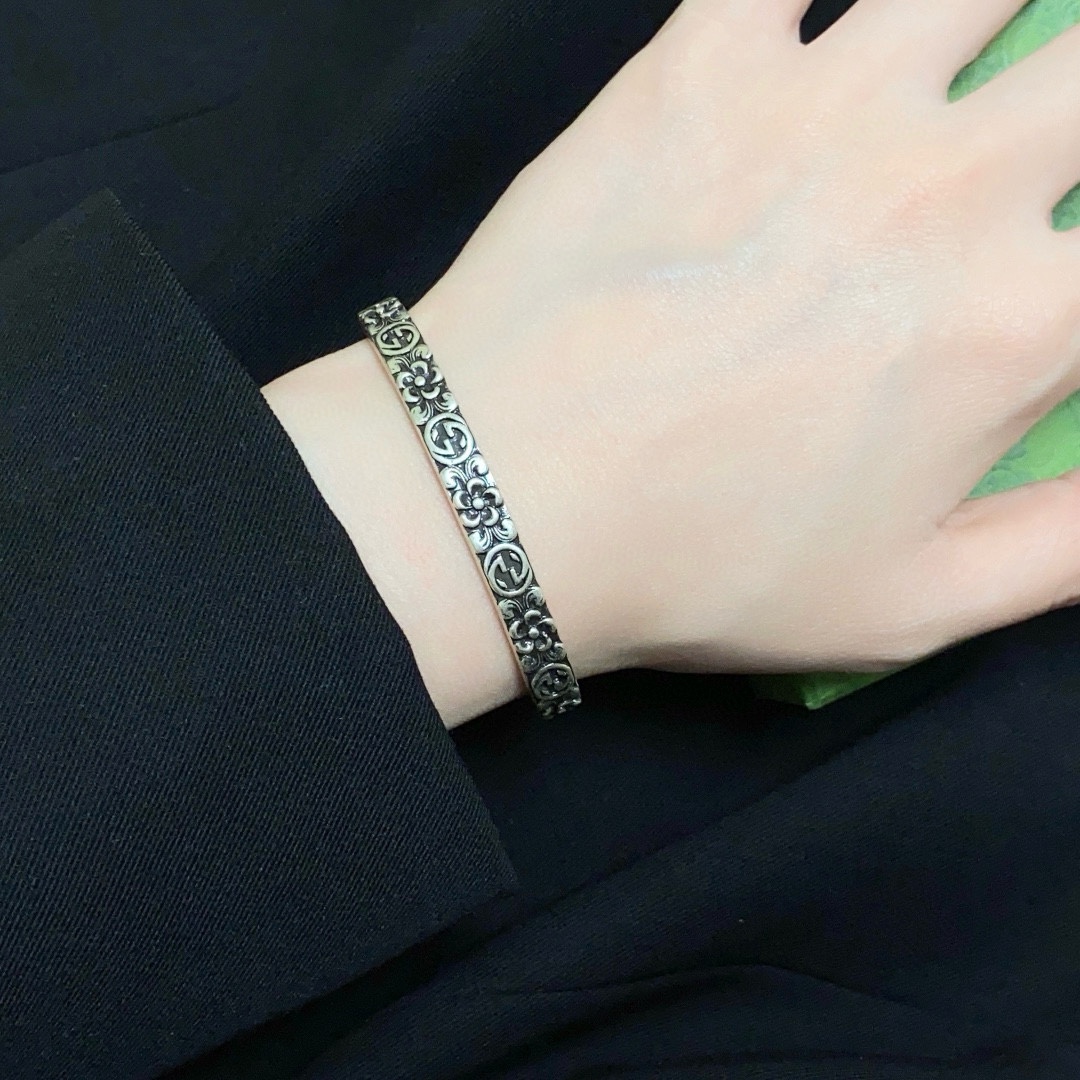 NO:588997,The new Gucci double G retro distressed antique silver bracelet is super heavy-duty bling bling. The color matching is very good and has a high-end feel. It has a high-end goddess temperament. It is not allergic and does not fade. One-to-one exquisite craftsmanship, extremely classic charm, high cost performance. Must-have choice, boutique jewelry, gucci, gucci, bracelet19860909新款古驰Gucci双G复古做旧古银色手镯超重工bling bling,颜色搭配得非常好高级感 女神气质高端 不过敏不褪色.一比一精美工艺,经典至极的魅物,性价比高 必备必入之选,饰品精品,gucci,gucci,bracelet,Jewelry