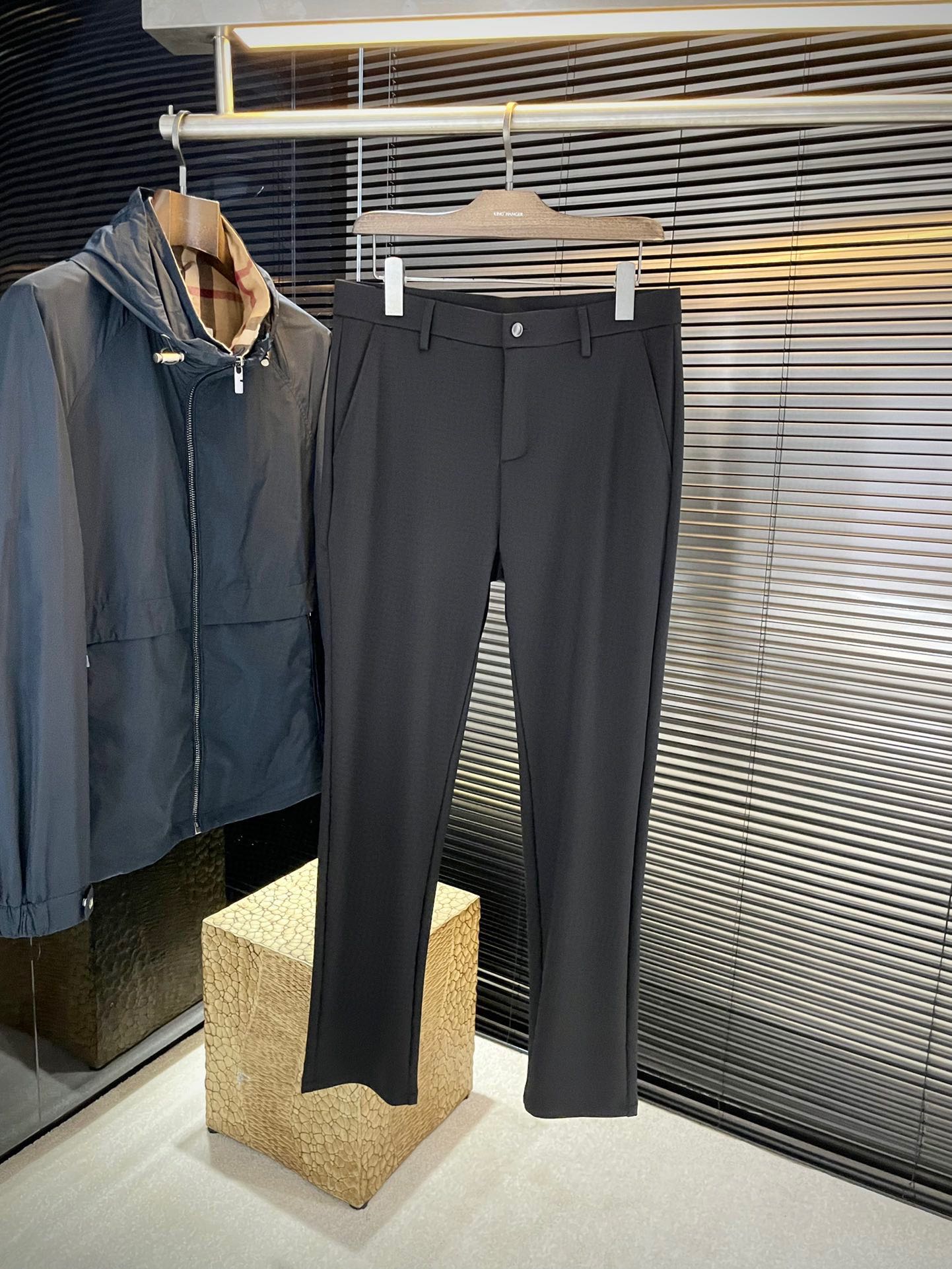 NO:598684,P Z Zegn (Emenia Ermenegildo Zegna) 2025 autumn and winter new products, the same style as the official website, you won’t want to take them off when you put them on, fashionable and versatile casual trousers, high-quality Korean imported polyester fiber fabrics, more textured, comfortable, soft and drapey. Such good fabrics are very rare on the market. Every detail is taken into consideration. The workmanship is really exquisite. The wiring is fine and well-proportioned. There are no excess threads. High-quality fashion.  The best product that can be used in various occasions, whether it is sports or leisure time!  Size 30-38 (37),,zegna,alexander wang19860909P  Z Zegn（杰尼亚）2025秋冬新品 官网同款 穿上就不想脱下来 时尚潮流百搭休闲西裤 高品质韩国进口聚脂纤维面料 更加有质感 舒适柔软垂坠更是略胜一筹 这么好的面料市面上也是极为少有 在细节上考虑的面面俱到 做工真的极其精湛 走线细密匀称 毫无多余线头 高品质时装 无论是运动还是休闲时候都能胜任各种场合的最佳强货！尺码 30-38（37）,,zegna,alexander wang,Men's clothing
