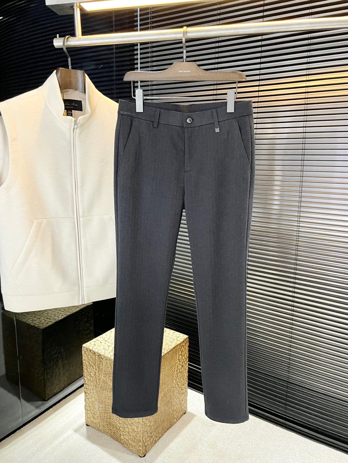 NO:598667,P Givenchy - (Givenchy) 2025 autumn and winter new products, the same style as the official website. You don't want to take them off when you put them on. Fashionable and versatile casual trousers. High-quality polyester fiber fabrics imported from Korea. It is more textured, comfortable, soft and drape. Such good fabrics are very rare on the market. Every detail is considered. The workmanship is really exquisite. The wiring is fine and well-proportioned. There are no excess threads. High-quality fashion.  The best product that can be used in various occasions, whether it is sports or leisure time!  Size 30-38 (37),,givenchy,givenchy,alexander wang19860909P  Givenchy-（纪梵希）2025秋冬新品 官网同款 穿上就不想脱下来 时尚潮流百搭休闲西裤 高品质韩国进口聚脂纤维面料 更加有质感 舒适柔软垂坠更是略胜一筹 这么好的面料市面上也是极为少有 在细节上考虑的面面俱到 做工真的极其精湛 走线细密匀称 毫无多余线头 高品质时装 无论是运动还是休闲时候都能胜任各种场合的最佳强货！尺码 30-38（37）,,givenchy,givenchy,alexander wang,Men's clothing