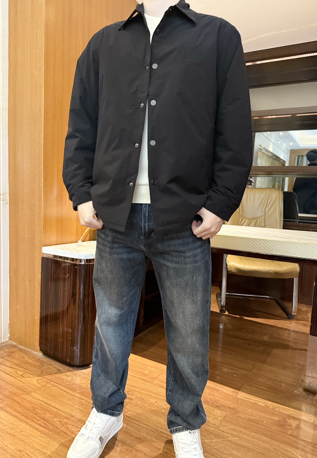 NO:598587,Gucci-2025 new cotton clothing!  Shirt-style tailoring + slightly loose silhouette can not only modify the figure (cover belly/hidden shoulder width), but also has a cleanfit and loose feeling, unlike traditional cotton clothes that look bloated. The surface is made of matte windproof fabric, which is non-sticky and easy to take care of. The quilted filling is light but keeps the temperature, so it will not press the body in autumn and winter.  Minimalist pure black + invisible small label, buttons and wiring are very regular, not obtrusive when worn alone or stacked, suitable for various styles. Size: 48-56 (model 180/140 wears 50, comes with Hong Kong Lane Crawford gift box packaging), shirts, alexander  wang19860909古琦-2025新款棉服！衬衫式剪裁+微宽松轮廓,既能修饰身材（遮肚/藏肩宽）,又自带cleanfit松弛感,不像传统棉服显臃肿.表面是哑光防风面料,不粘毛、好打理,夹棉填充轻薄但锁温,秋冬穿不压身.极简纯黑+隐形小标,纽扣、走线都很规整,单穿/叠穿都不突兀,适配各种风格.码数:48-56(模特180/140穿50,配香港连卡佛礼盒包装),,shirts,alexander wang,Men's clothing