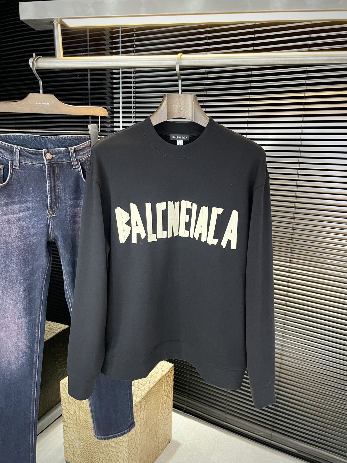 NO:598673,P Balen - (Paris) 2025 new autumn style, the latest sweatshirt in the counter. The original version is casual and versatile, with a casual and lazy style. Customized original Australian long-staple cotton fabric, washed and dyed. It is extremely comfortable. High-end atmosphere, does it have the taste of autumn, the first choice. Size M-3XL Purchasing level...,, balenciaga, hoodie, sweatshirts, alexander wang19860909P  Balen-（巴黎）2025秋季新款,专柜最新卫衣 原版版型上身休闲百搭、随性慵懒范,定制原版澳洲长绒棉面料,经过水洗炒色处理 舒适感爆棚.高端大气,秋天的味道有没有,首选 .码数 M-3XL 代购级别……,,balenciaga,hoodie,sweatshirts,alexander wang,Men's clothing