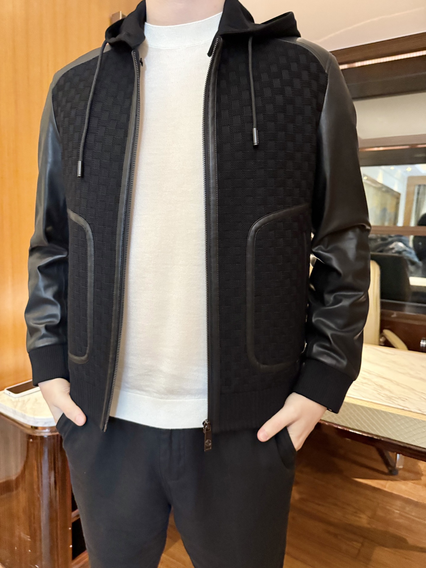NO:598590,Louis Vuitton-2025 new hooded down jacket!  The main body is made of dark grain woven fabric (it has a texture that is not monotonous), and the sleeves are spliced with PU material. It has the softness of knitting and the stiffness of leather, and it has a high-end feel. The interior is filled with down, which has strong heat-locking properties but does not compress the body. The casual silhouette of the hooded + zipper style, slightly slimming tailoring can modify the shoulder line, and can be worn regardless of whether you are a strong or a slim figure.  It feels neat, not bulky or cumbersome. It has a drawstring hood (can be adjusted to fit different head shapes), welt pockets (it won’t fall off easily when holding your phone), the overall pure black color + low-key dark patterns, simple but not ordinary, suitable for commuting and leisure. Size: 48-56 (model 180/140 wears 50, comes with Hong Kong Lane Crawford gift box packaging), Louis  vuitton,jackets & coats,down jacket,hats,alexander wang19860909路易威登-2025新款连帽羽绒外套！主体是暗纹编织面料（自带肌理感不单调）,袖子拼接pu材质,既有针织的柔软又有皮质的挺括,高级感直接拉满.内里填充羽绒锁温性强但不压身；连帽+拉链款的休闲轮廓,微修身剪裁能修饰肩线,不管是壮实身材还是偏瘦身材都能穿出利落感,不臃肿不拖沓.抽绳连帽（可调节适配不同头型）、贴边口袋（放手机不易掉）,整体纯黑配色+低调暗纹,简约但不普通,通勤休闲都能搭.码数:48-56(模特180/140穿50,配香港连卡佛礼盒包装）,,louis vuitton,jackets & coats,down jacket,hats,alexander wang,Men's clothing