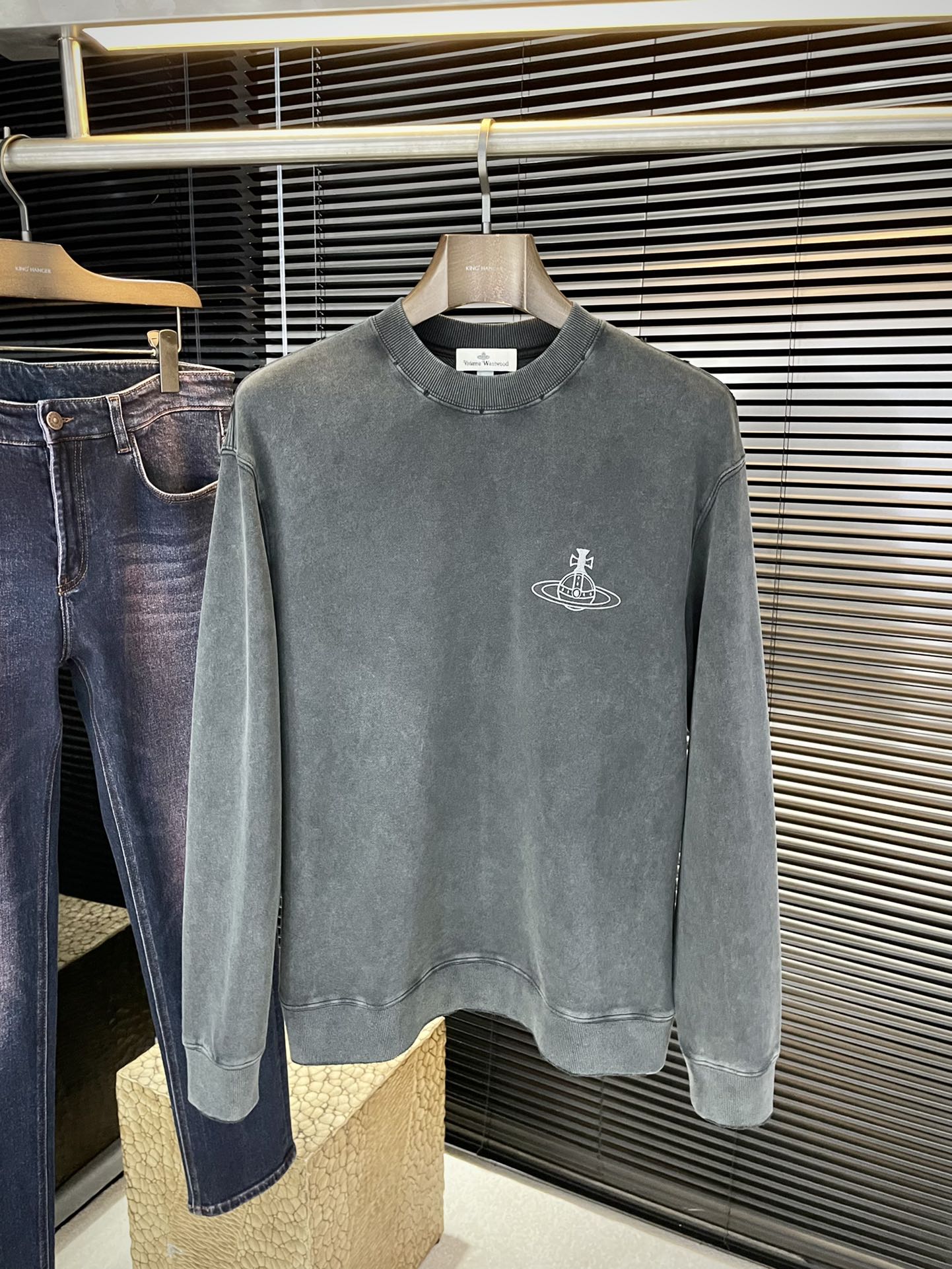 NO:598675,P vivienne west wood (West Queen Vivienne) 2025 new autumn style, the latest sweatshirt in the counter. The original version is casual and versatile, casual and lazy style. Customized original Australian long-staple cotton fabric, washed and fried. It is extremely comfortable. High-end atmosphere, does it have the taste of autumn, the first choice. Size M-3XL purchasing level...,, hoodie, sweatshirts, alexander wang19860909P  vivienne west wood（西太后 薇薇安）2025秋季新款,专柜最新卫衣 原版版型上身休闲百搭、随性慵懒范,定制原版澳洲长绒棉面料,经过水洗炒色处理 舒适感爆棚.高端大气,秋天的味道有没有,首选 .码数 M-3XL 代购级别……,,hoodie,sweatshirts,alexander wang,Men's clothing