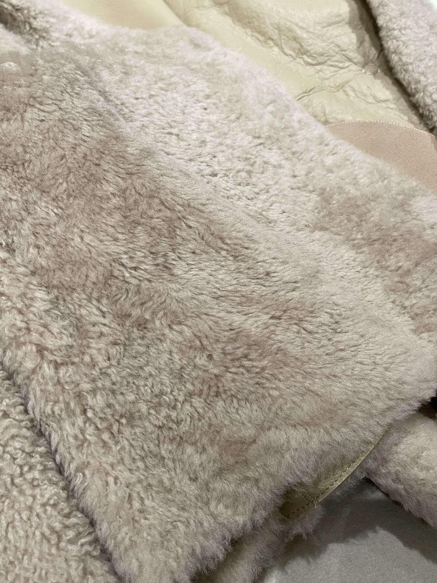 Elegant Lambskin Shearling Coat: Lightweight, Warm & Stylish - Sizes 36-40 5 i1762872840 3247 5