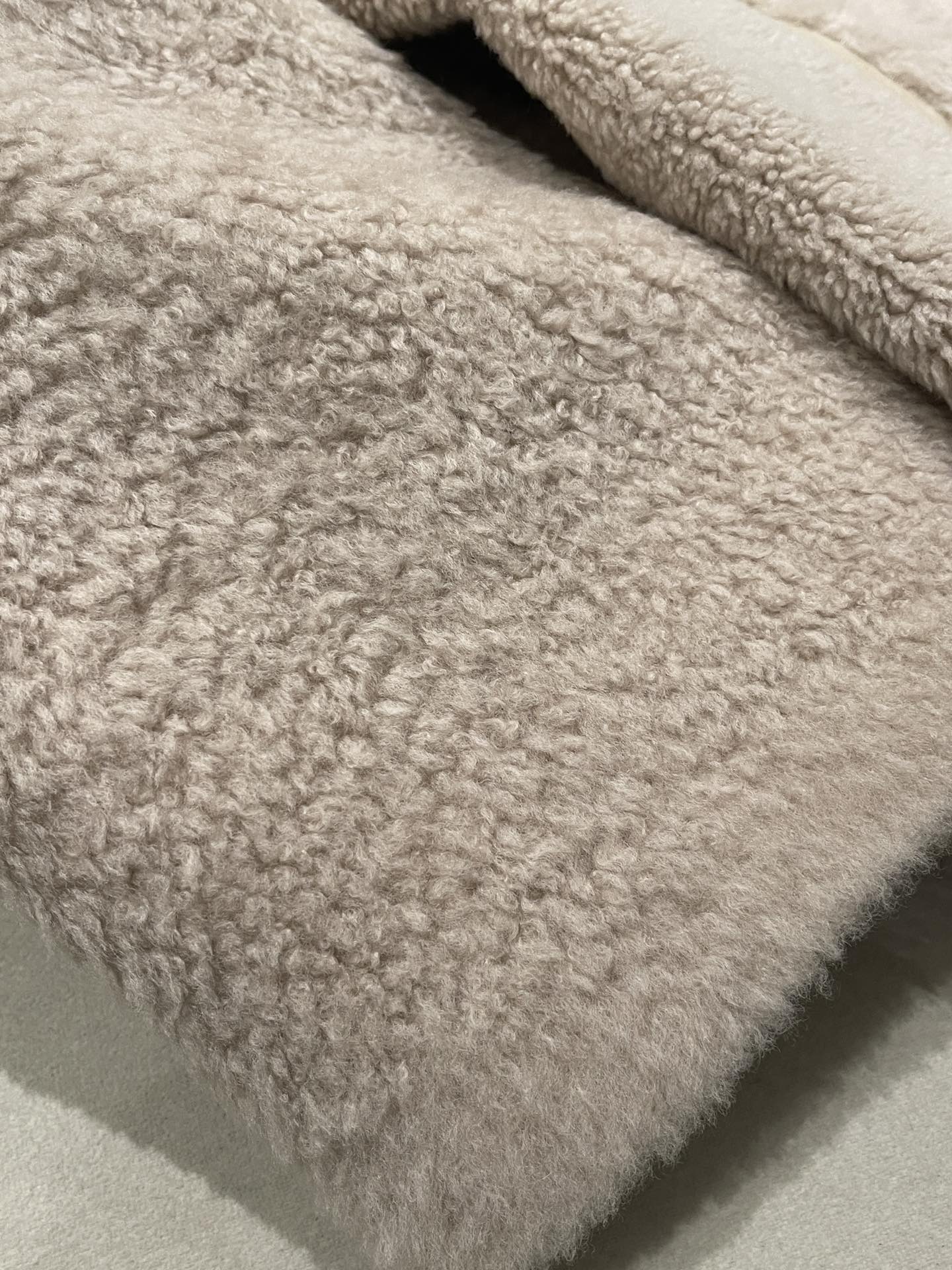 Elegant Lambskin Shearling Coat: Lightweight, Warm & Stylish - Sizes 36-40 9 i1762872840 8306 7