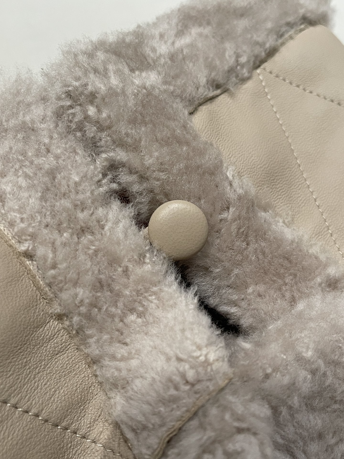 Elegant Lambskin Shearling Coat: Lightweight, Warm & Stylish - Sizes 36-40 8 i1762872840 9717 3