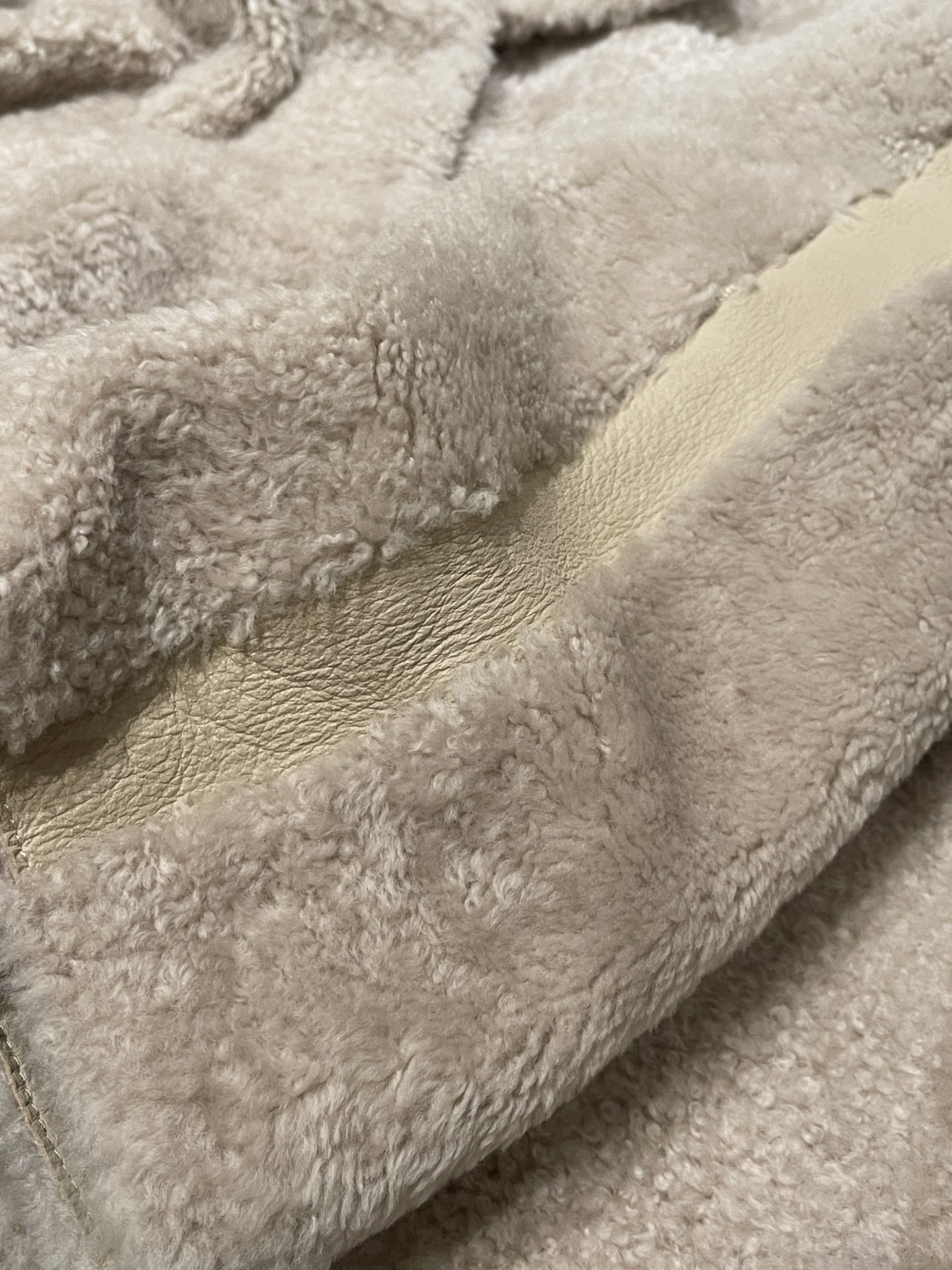 Elegant Lambskin Shearling Coat: Lightweight, Warm & Stylish - Sizes 36-40 6 i1762872840 9892 4