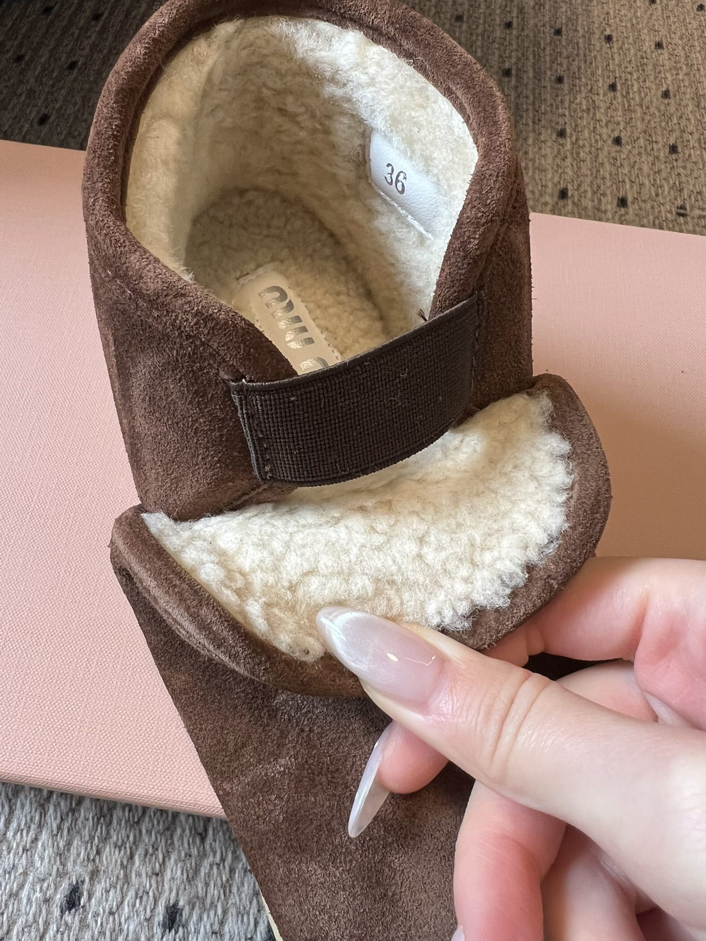 顶级MiuMi*25ss 秋冬复古保暖厚底雪地靴短靴包跟设计能裹住脚踝，内里是厚实的毛绒材质，像给脚裹了