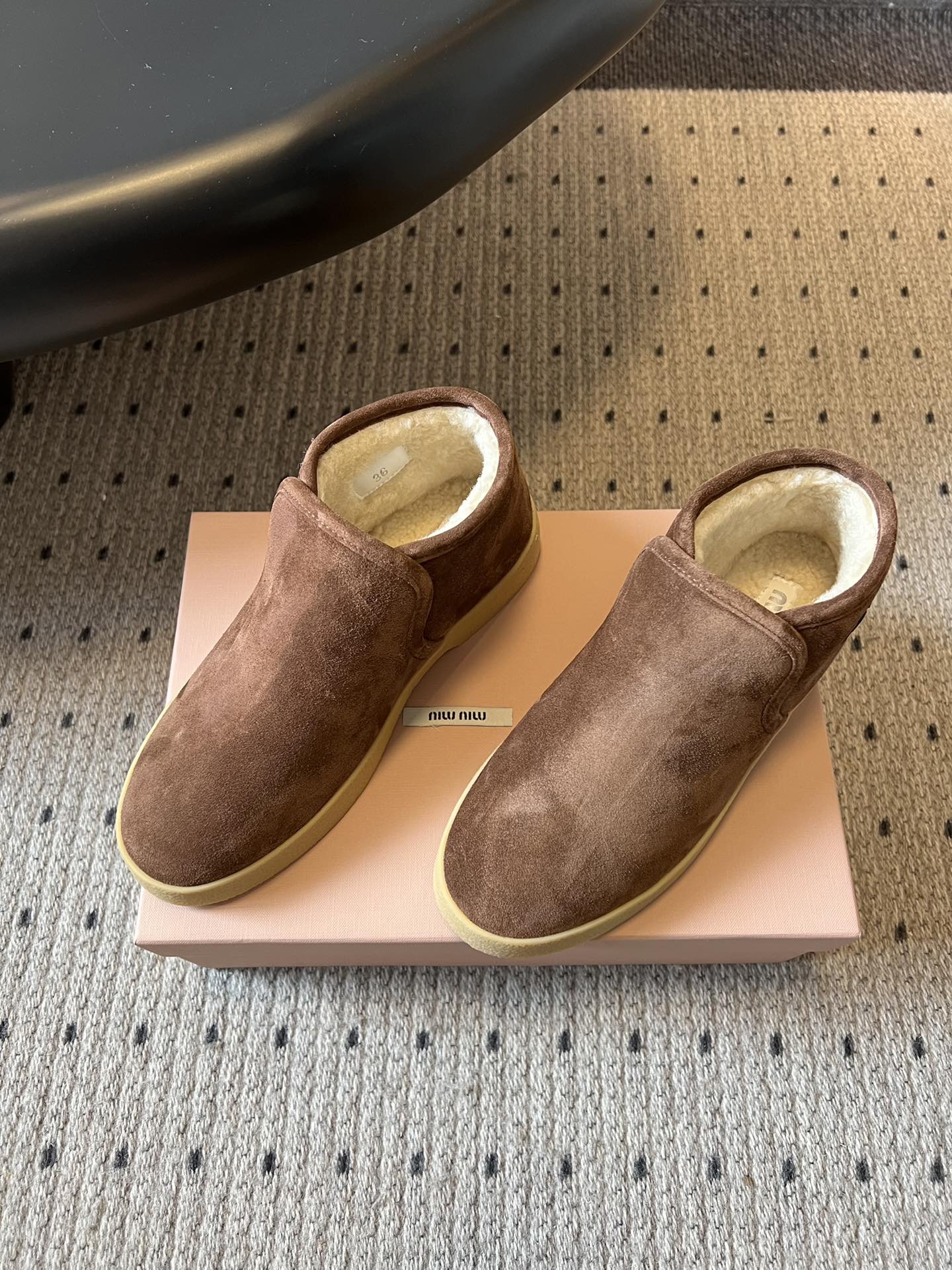 顶级MiuMi*25ss 秋冬复古保暖厚底雪地靴短靴包跟设计能裹住脚踝，内里是厚实的毛绒材质，像给脚裹了