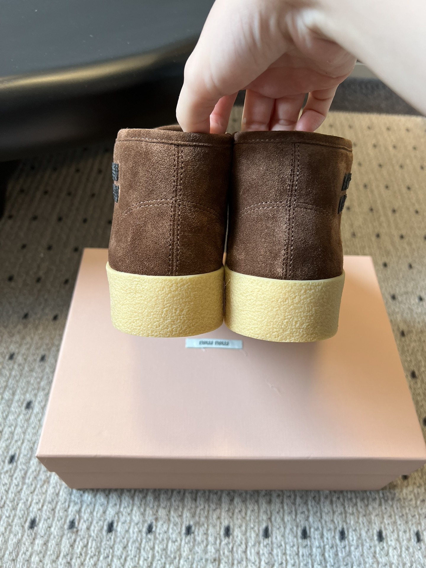 顶级MiuMi*25ss 秋冬复古保暖厚底雪地靴短靴包跟设计能裹住脚踝，内里是厚实的毛绒材质，像给脚裹了