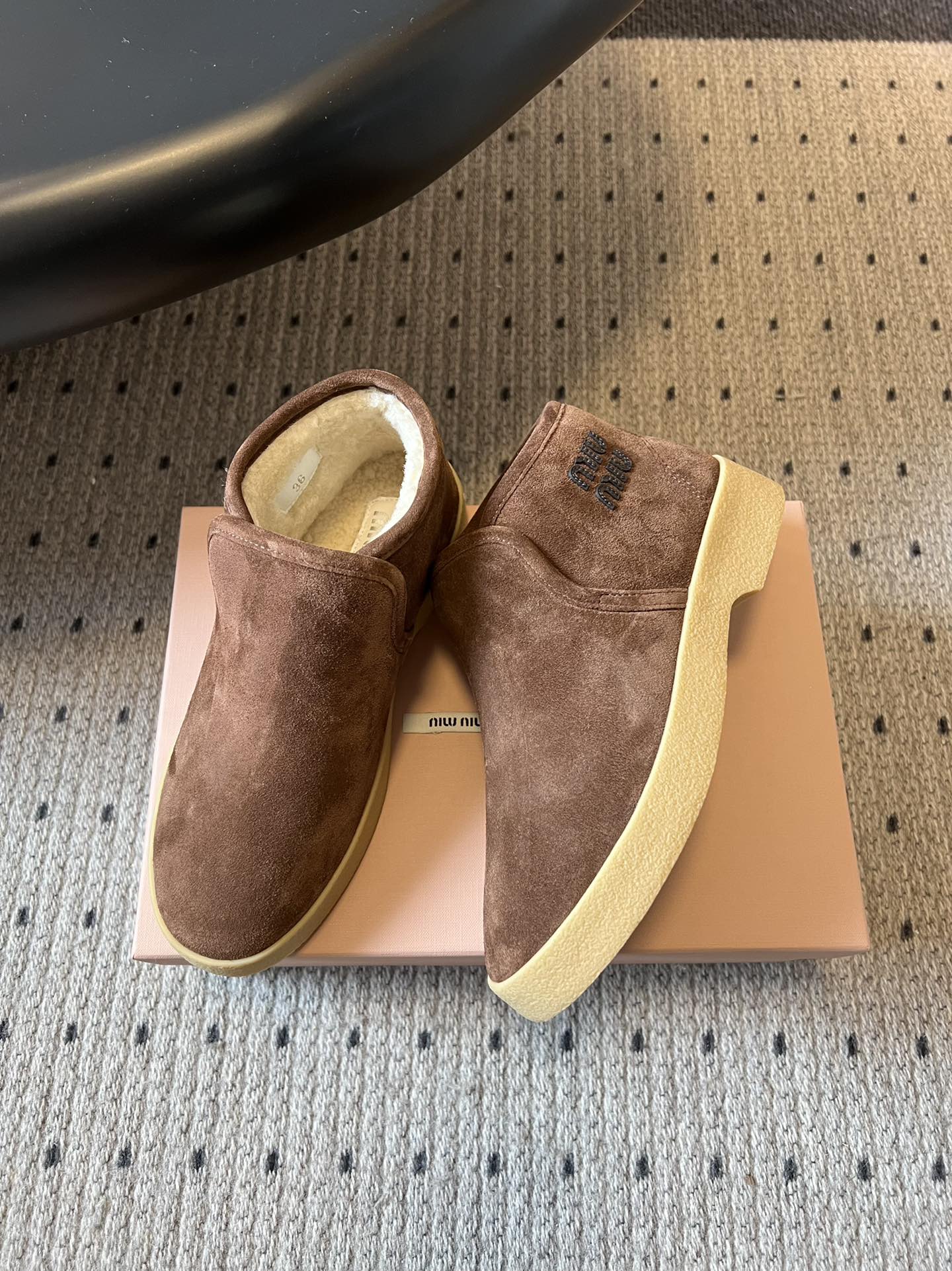 顶级MiuMi*25ss 秋冬复古保暖厚底雪地靴短靴包跟设计能裹住脚踝，内里是厚实的毛绒材质，像给脚裹了