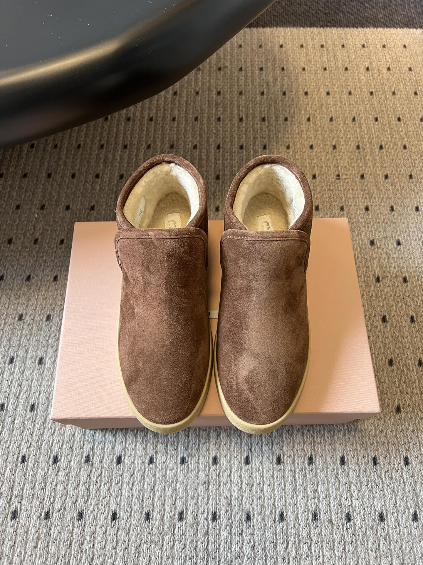 NO:594070,Top-quality MiuMi*25ss autumn and winter retro warm thick-soled snow boots. The heel design can wrap around the ankle, and the inside is made of thick plush material, which is like a 'small quilt' wrapped around the feet. It can firmly lock in the heat in winter and prevent the heels from getting cold. The soft fabric used in the upper is soft and skin-friendly; the sole is light and elastic, and it feels like 'stepping on clouds'. There is no burden when walking, and you will not feel tired after wearing it for a long time.  Some styles are made of one-piece molding technology, which is not easy to peel off and can be worn longer; the upper is made of waterproof and anti-fouling fabric, which can be wiped clean once it is dirty and does not need to be cleaned frequently. The classic plaid pattern + low saturation color system has a retro and simple style, which can be matched with various home clothes, even for short outings. The material is high mercerized cow suede, wool lining, large sole, rubber outsole, height increased by 3.5cm, size 35-41 (40 size customization is not returnable), snow boots, miumiu, boots19860909顶级 MiuMi*25ss 秋冬复古保暖厚底雪地靴短靴 包跟设计能裹住脚踝,内里是厚实的毛绒材质,像给脚裹了层“小被子”,冬天能牢牢锁住热量,避免脚后跟受凉.鞋面用的软质面料,触感柔软亲肤；鞋底又轻又有弹性,踩上去像“踩在云朵上”,走路没负担,长时间穿也不累. 部分款式是一体成型工艺,不容易开胶脱线,能穿得更久；鞋面是防水、防污面料,脏了一擦就干净,不用频繁清洗.经典格子图案+低饱和色系,风格复古又简约,能搭配各种家居服,甚至短暂外出. 材质高丝光牛反绒 内里羊毛 大底橡胶大底 增高3.5cm size35-41码（40码定制不退换）,雪地靴,miumiu,boots,Women's Shoes