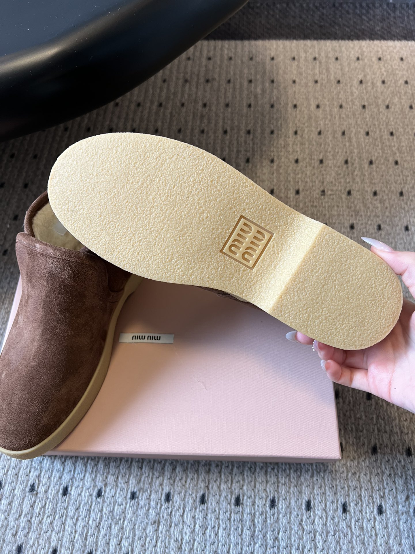 顶级MiuMi*25ss 秋冬复古保暖厚底雪地靴短靴包跟设计能裹住脚踝，内里是厚实的毛绒材质，像给脚裹了