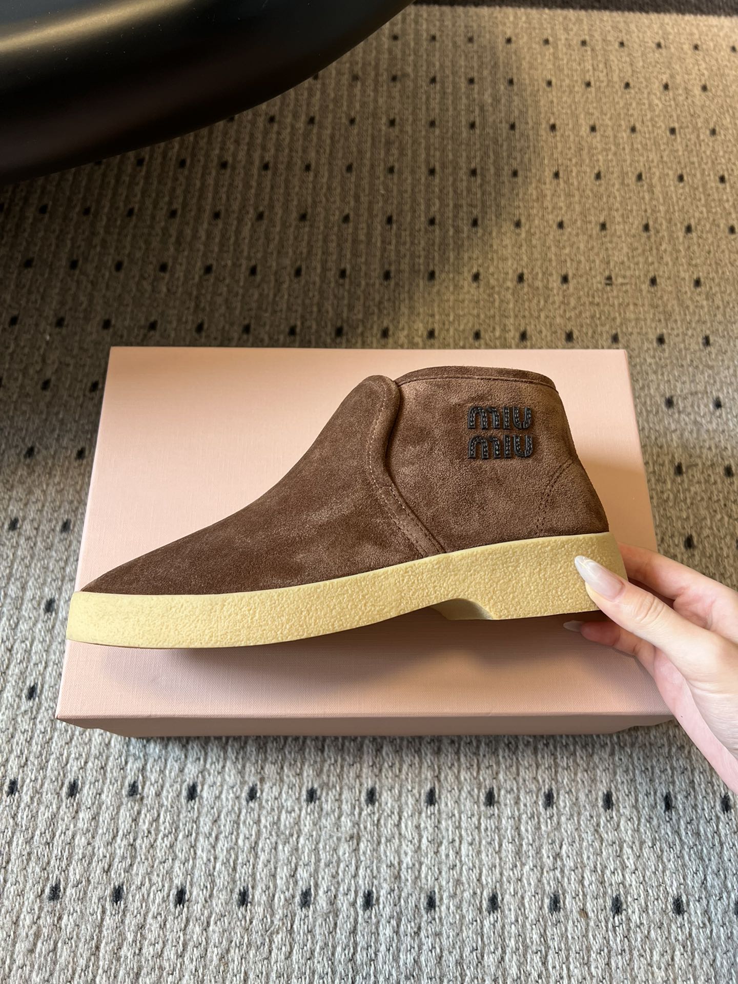 顶级MiuMi*25ss 秋冬复古保暖厚底雪地靴短靴包跟设计能裹住脚踝，内里是厚实的毛绒材质，像给脚裹了