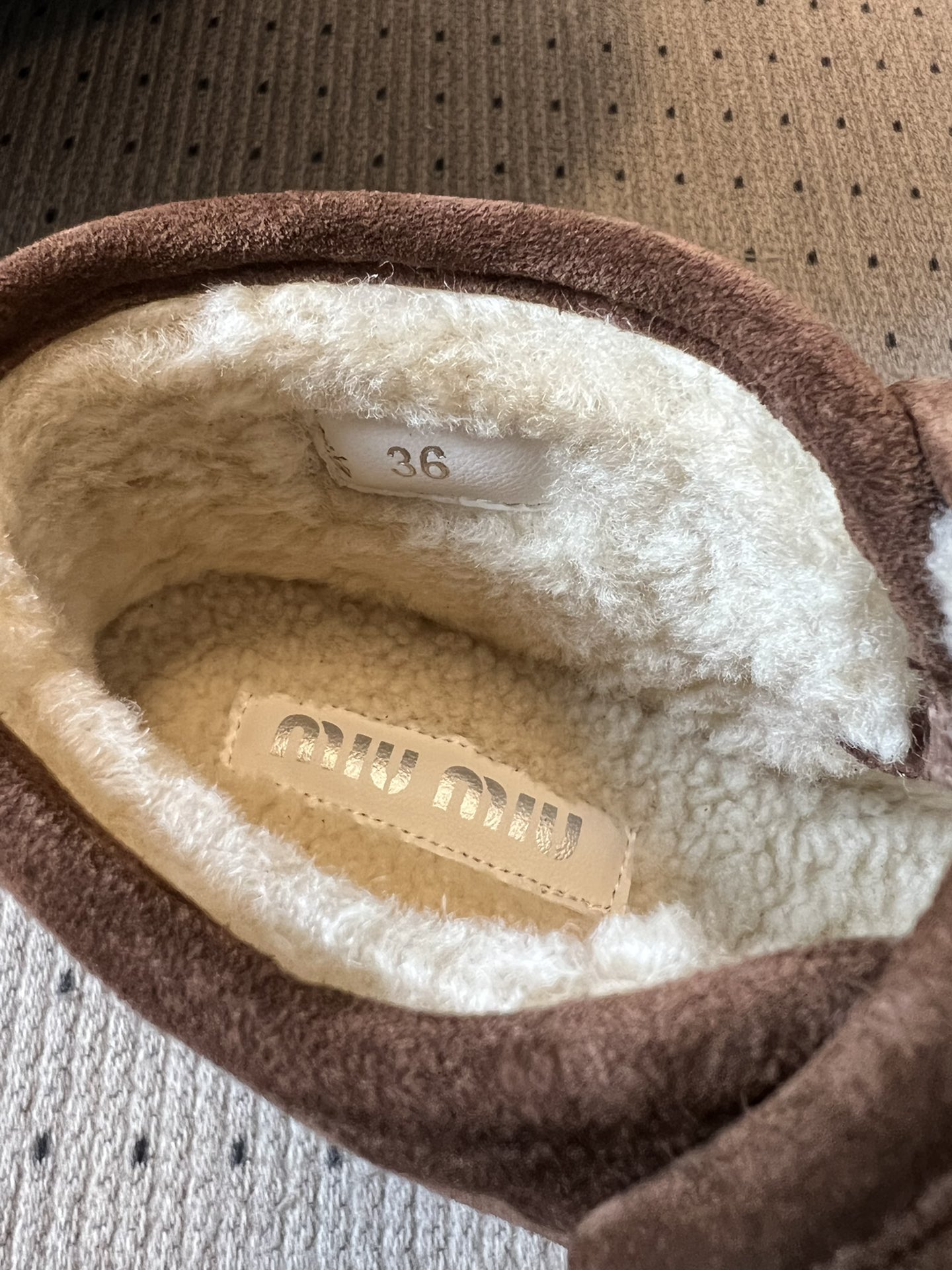 顶级MiuMi*25ss 秋冬复古保暖厚底雪地靴短靴包跟设计能裹住脚踝，内里是厚实的毛绒材质，像给脚裹了