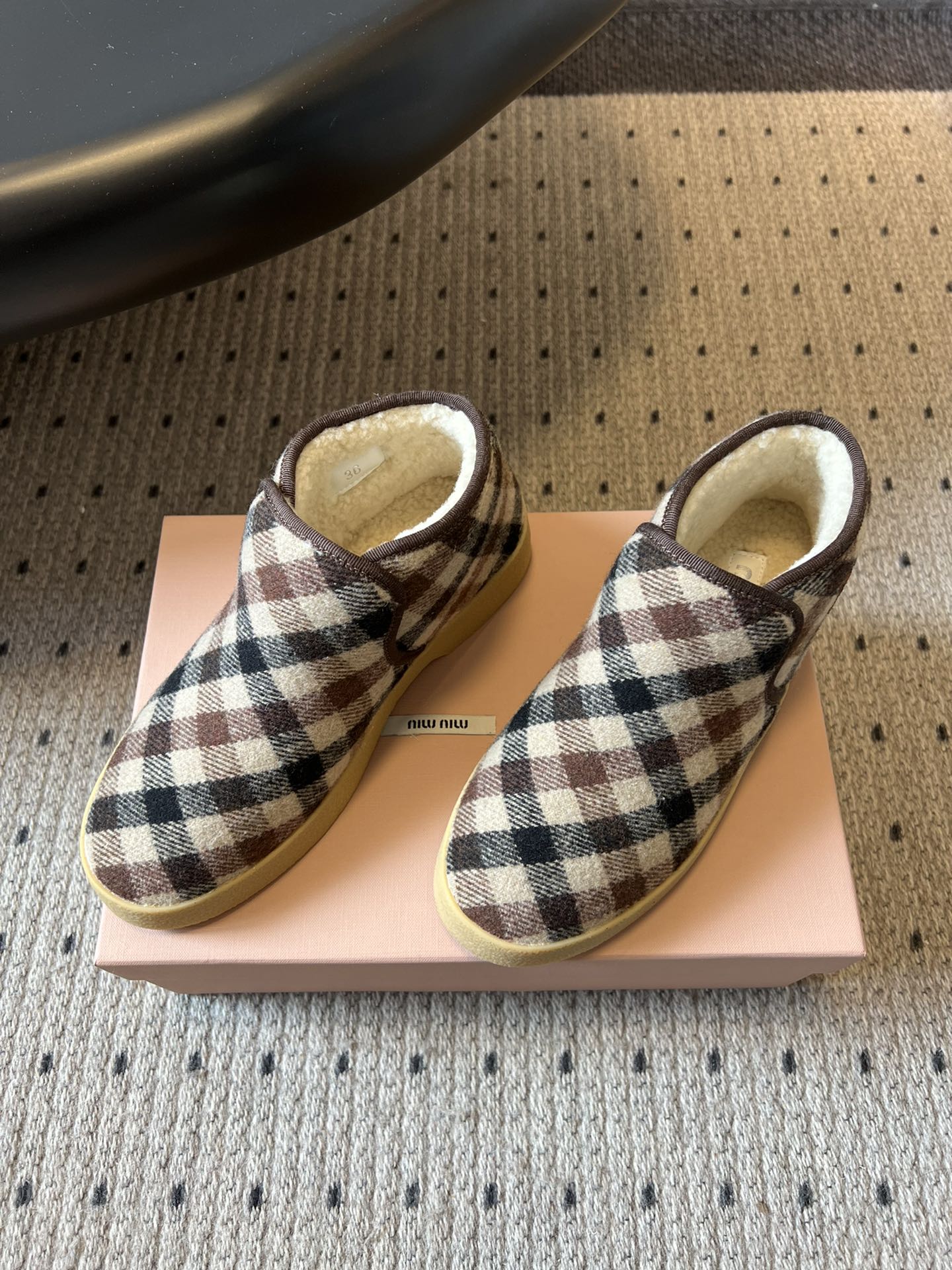 顶级MiuMi*25ss 秋冬复古保暖厚底雪地靴短靴包跟设计能裹住脚踝，内里是厚实的毛绒材质，像给脚裹了