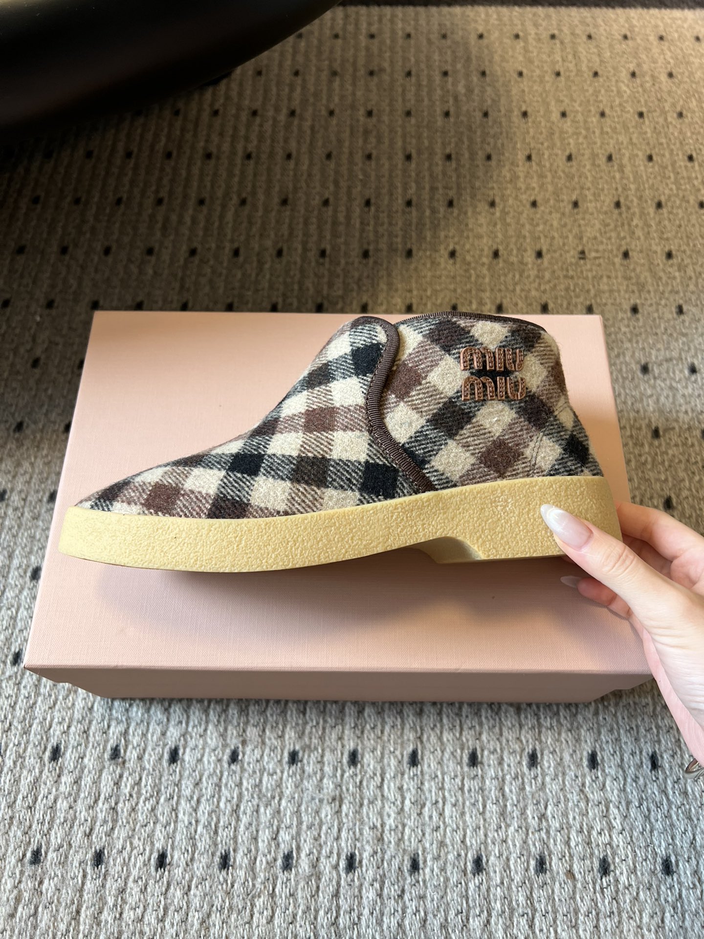 顶级MiuMi*25ss 秋冬复古保暖厚底雪地靴短靴包跟设计能裹住脚踝，内里是厚实的毛绒材质，像给脚裹了