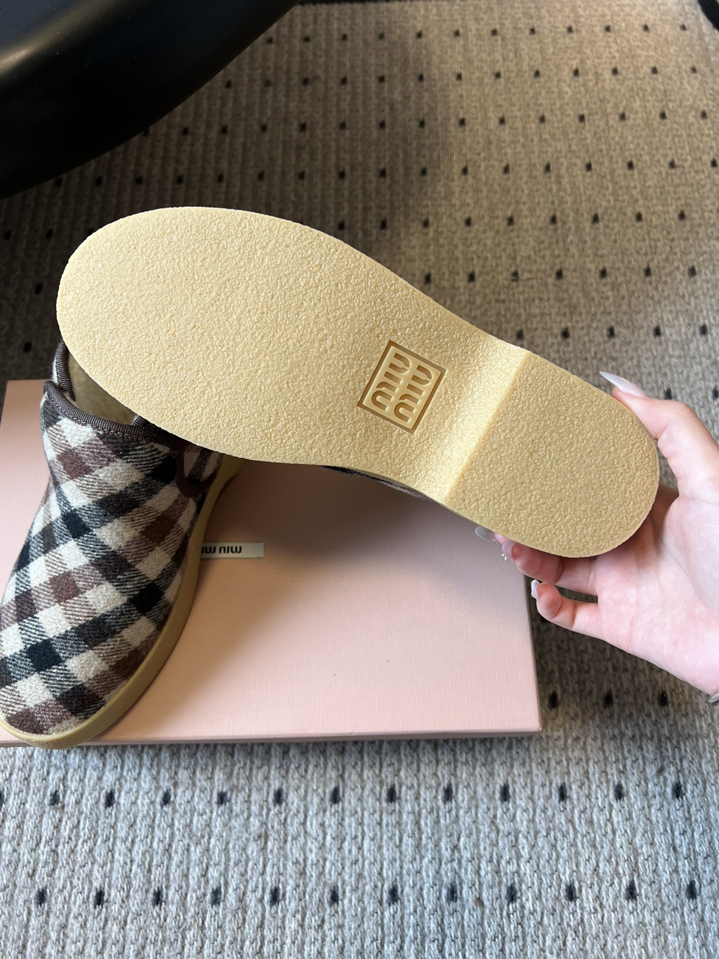 顶级MiuMi*25ss 秋冬复古保暖厚底雪地靴短靴包跟设计能裹住脚踝，内里是厚实的毛绒材质，像给脚裹了