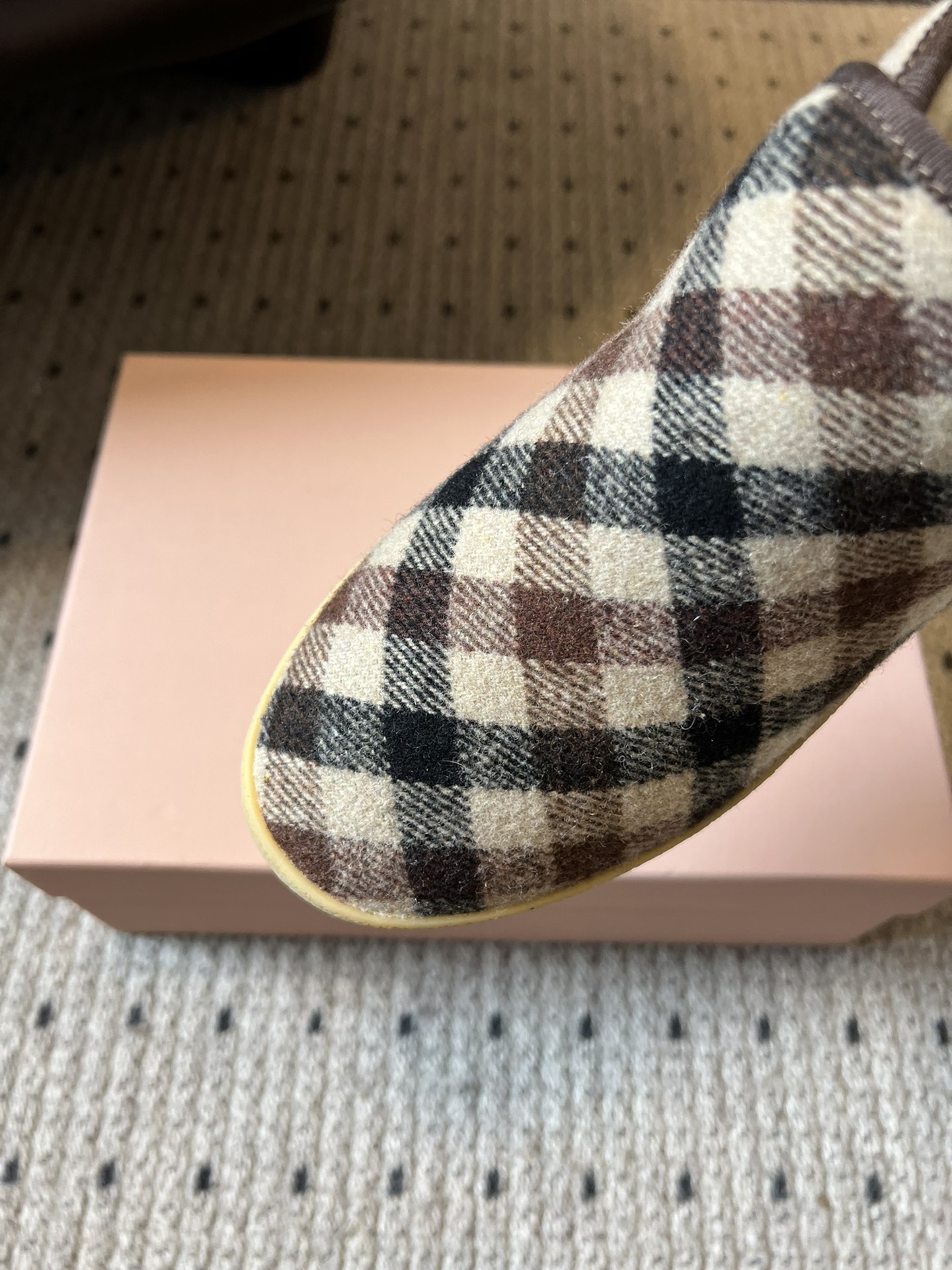 顶级MiuMi*25ss 秋冬复古保暖厚底雪地靴短靴包跟设计能裹住脚踝，内里是厚实的毛绒材质，像给脚裹了