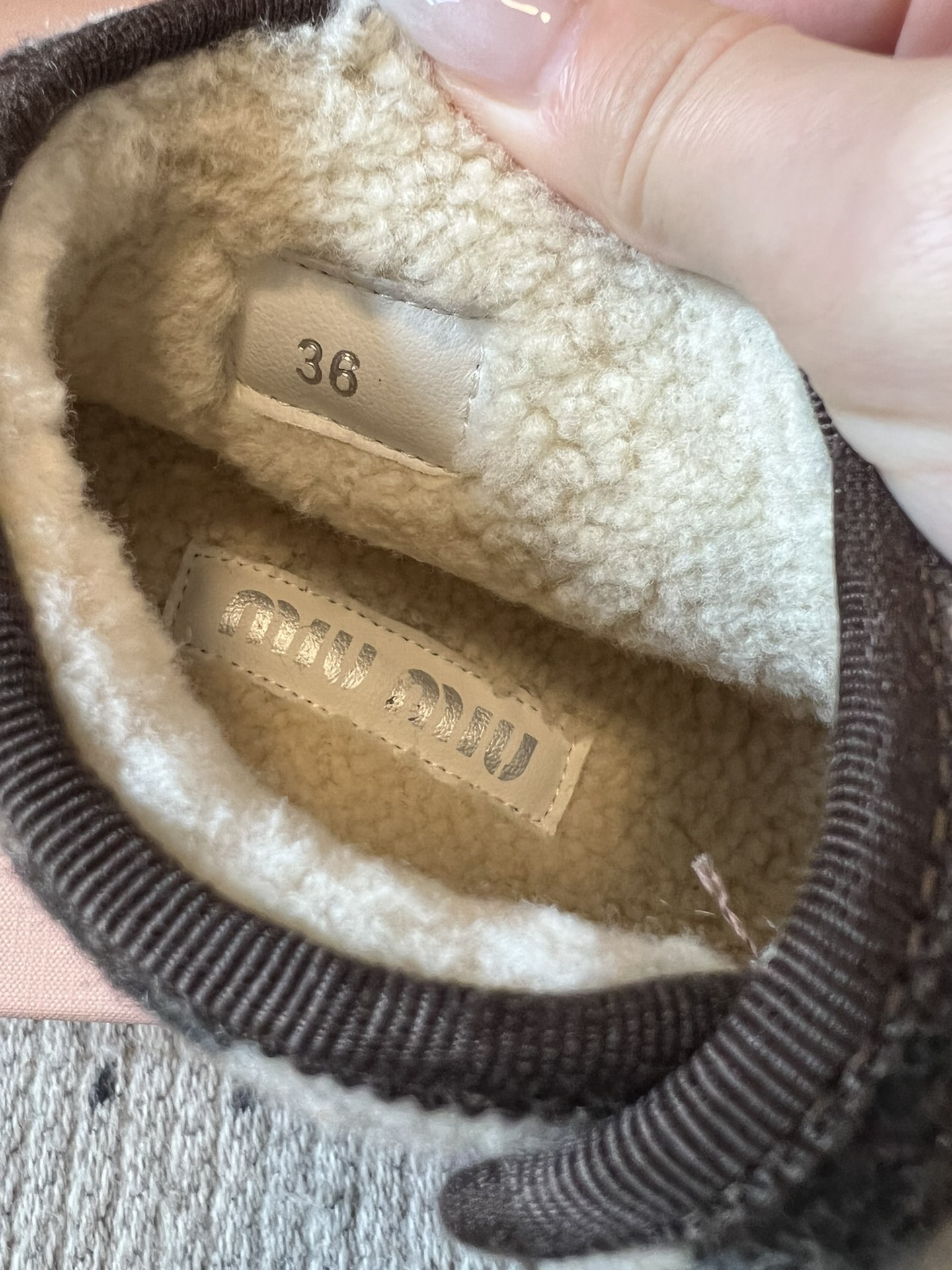 顶级MiuMi*25ss 秋冬复古保暖厚底雪地靴短靴包跟设计能裹住脚踝，内里是厚实的毛绒材质，像给脚裹了