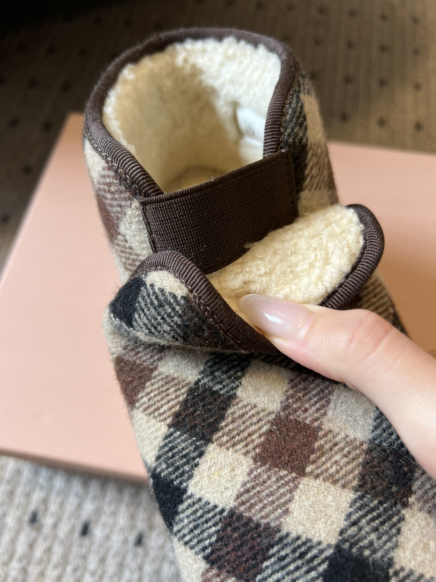顶级MiuMi*25ss 秋冬复古保暖厚底雪地靴短靴包跟设计能裹住脚踝，内里是厚实的毛绒材质，像给脚裹了