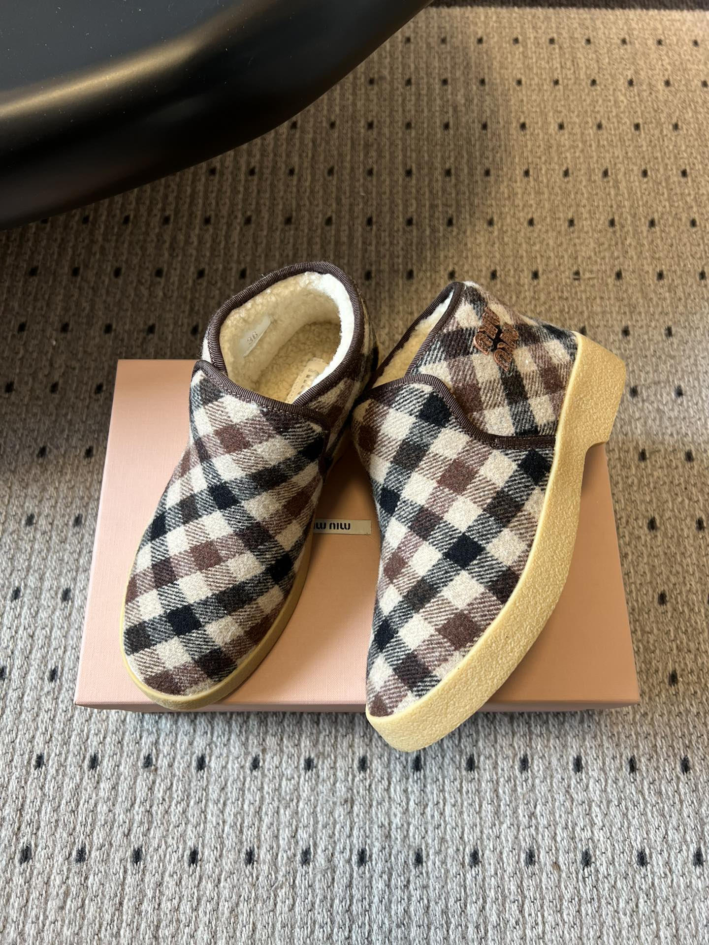 顶级MiuMi*25ss 秋冬复古保暖厚底雪地靴短靴包跟设计能裹住脚踝，内里是厚实的毛绒材质，像给脚裹了