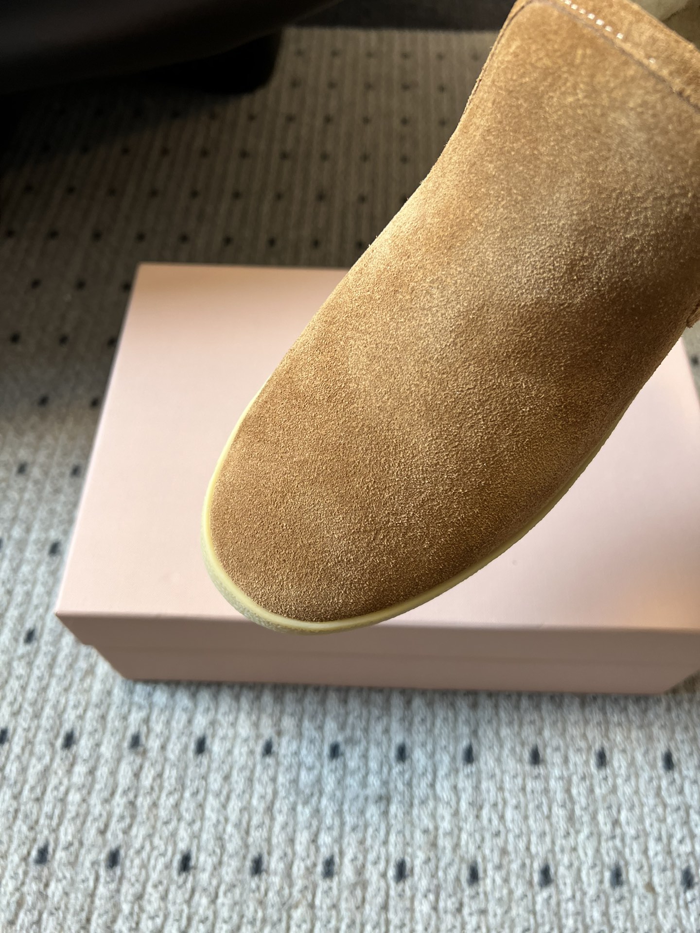 顶级MiuMi*25ss 秋冬复古保暖厚底雪地靴短靴包跟设计能裹住脚踝，内里是厚实的毛绒材质，像给脚裹了