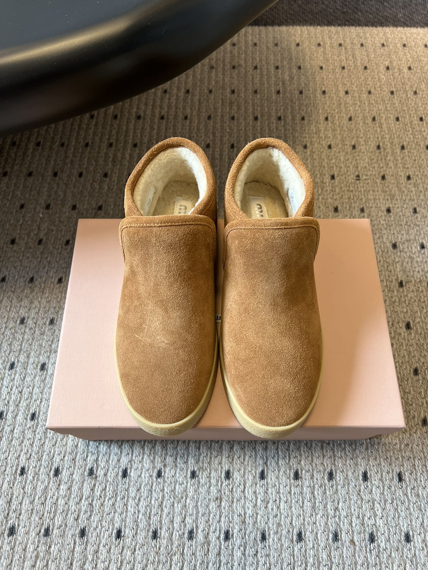 NO:594068,Top-quality MiuMi*25ss autumn and winter retro warm thick-soled snow boots. The heel design can wrap around the ankle, and the inside is made of thick plush material, which is like a 'small quilt' wrapped around the feet. It can firmly lock in the heat in winter and prevent the heels from getting cold. The soft fabric used in the upper is soft and skin-friendly; the sole is light and elastic, and it feels like 'stepping on clouds'. There is no burden when walking, and you will not feel tired after wearing it for a long time.  Some styles are made of one-piece molding technology, which is not easy to peel off and can be worn longer; the upper is made of waterproof and anti-fouling fabric, which can be wiped clean once it is dirty and does not need to be cleaned frequently. The classic plaid pattern + low saturation color system has a retro and simple style, which can be matched with various home clothes, even for short outings. The material is high mercerized cow suede, wool lining, large sole, rubber outsole, height increased by 3.5cm, size 35-41 (40 size customization is not returnable), snow boots, miumiu, boots19860909顶级 MiuMi*25ss 秋冬复古保暖厚底雪地靴短靴 包跟设计能裹住脚踝,内里是厚实的毛绒材质,像给脚裹了层“小被子”,冬天能牢牢锁住热量,避免脚后跟受凉.鞋面用的软质面料,触感柔软亲肤；鞋底又轻又有弹性,踩上去像“踩在云朵上”,走路没负担,长时间穿也不累. 部分款式是一体成型工艺,不容易开胶脱线,能穿得更久；鞋面是防水、防污面料,脏了一擦就干净,不用频繁清洗.经典格子图案+低饱和色系,风格复古又简约,能搭配各种家居服,甚至短暂外出. 材质高丝光牛反绒 内里羊毛 大底橡胶大底 增高3.5cm size35-41码（40码定制不退换）,雪地靴,miumiu,boots,Women's Shoes