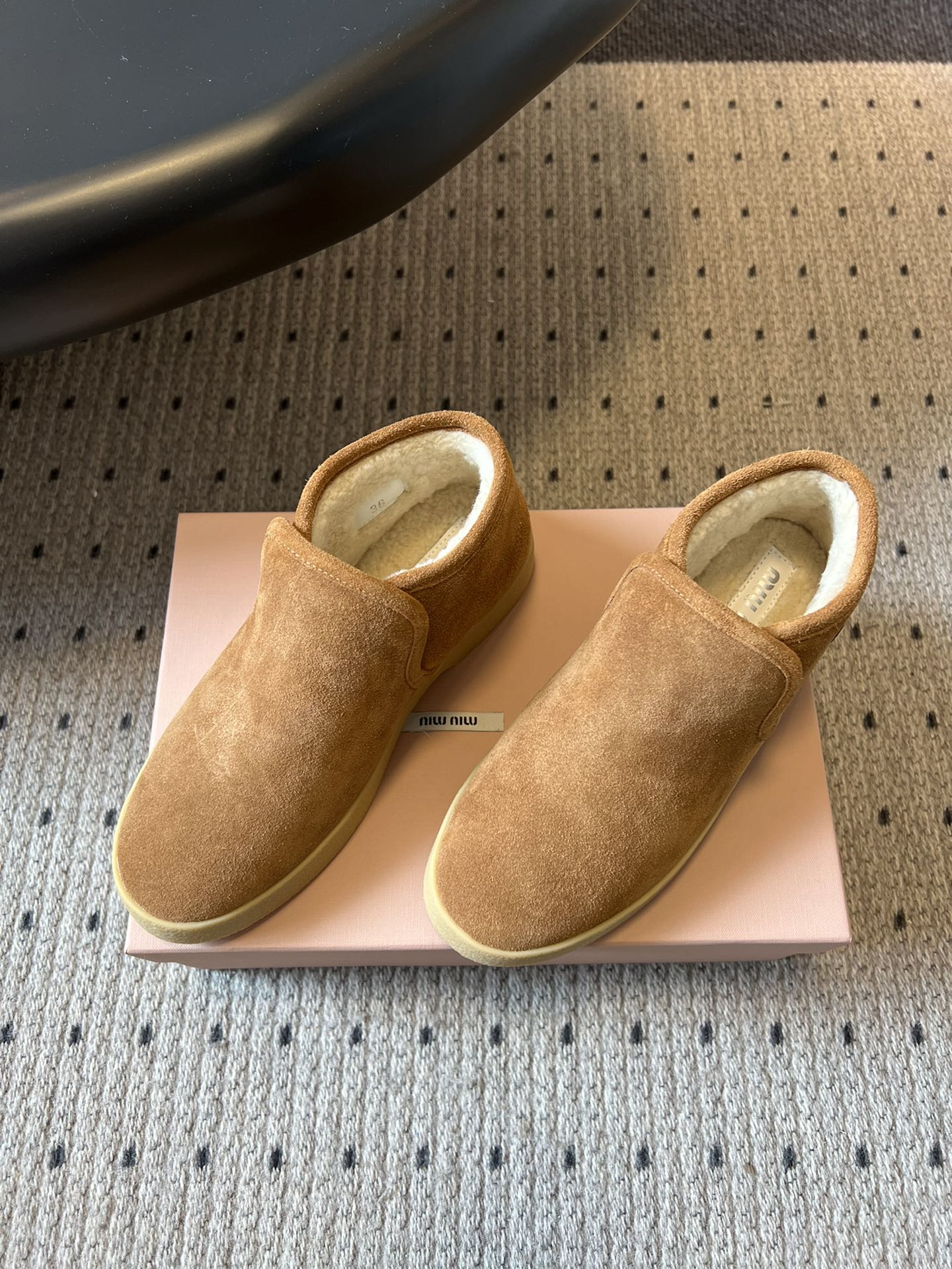 顶级MiuMi*25ss 秋冬复古保暖厚底雪地靴短靴包跟设计能裹住脚踝，内里是厚实的毛绒材质，像给脚裹了