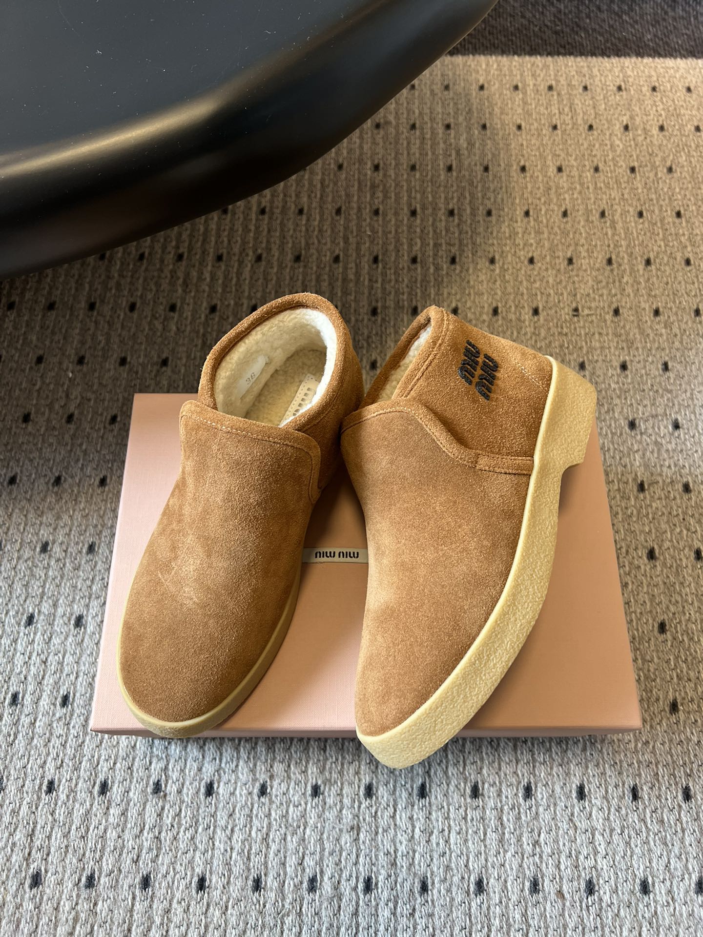 顶级MiuMi*25ss 秋冬复古保暖厚底雪地靴短靴包跟设计能裹住脚踝，内里是厚实的毛绒材质，像给脚裹了