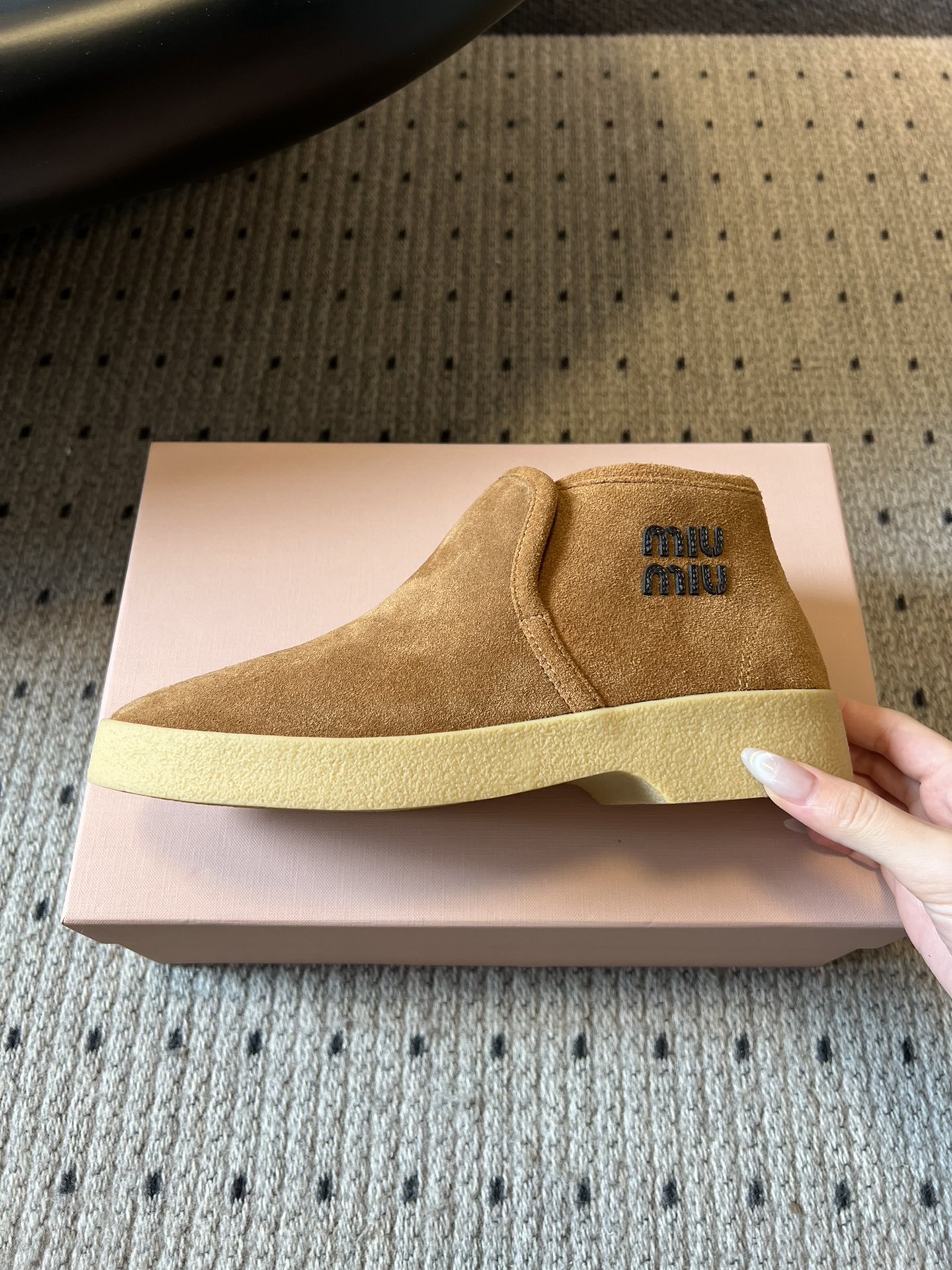 顶级MiuMi*25ss 秋冬复古保暖厚底雪地靴短靴包跟设计能裹住脚踝，内里是厚实的毛绒材质，像给脚裹了