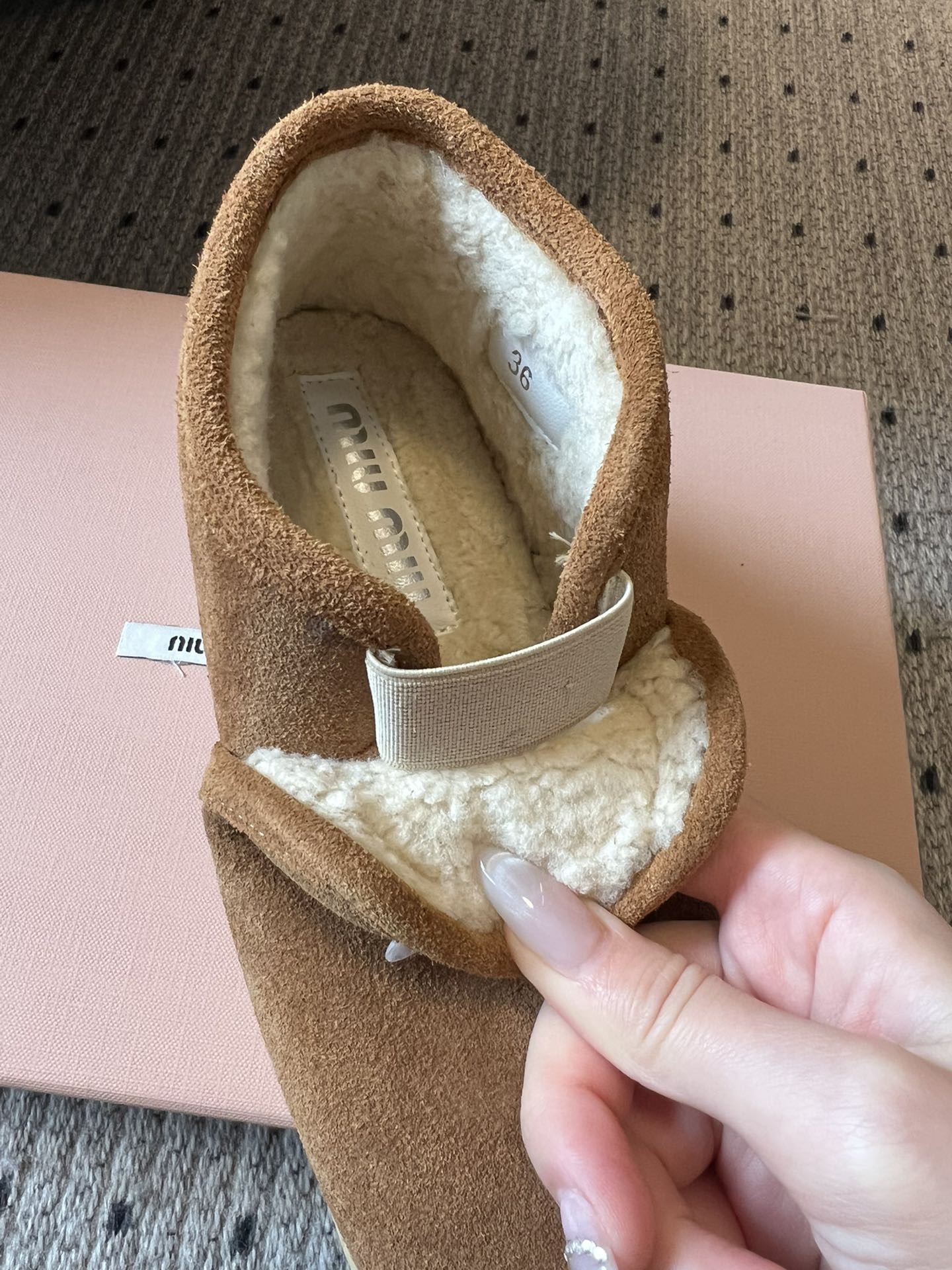 顶级MiuMi*25ss 秋冬复古保暖厚底雪地靴短靴包跟设计能裹住脚踝，内里是厚实的毛绒材质，像给脚裹了