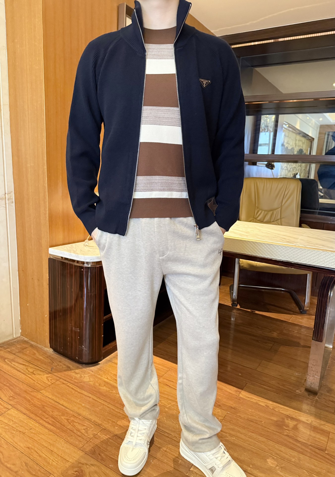 NO:598596,Prada-2025 new jacket!  Made of fine 100% wool material, it feels soft and skin-friendly, with a warm and fluffy feel. It can be worn close to the skin without being irritated, and has good elasticity, allowing for unrestricted movement. Navy tone + stand-up collar zipper version, neat and energetic; paired with the iconic triangle logo, it reveals a delicate texture in a low-key manner, unobtrusive but recognizable. The thickness is just right.  Suitable for spring and autumn/early winter innerwear, it is refreshing when worn alone and not bulky when layered. The metal zipper is smooth and durable, and the ribbed edge fits the body shape. The overall workmanship is regular and the texture is visible to the naked eye. Size: 48-56 (model 180/140 wears 50, with Hong Kong Lane Crawford gift box packaging), prada, jackets  & coats,alexander wang19860909普拉达-2025新款外套！采用细腻的百分百羊毛材质,触感柔软亲肤,自带温暖蓬松感,贴身穿不扎肤,同时有不错的弹性,活动无束缚.藏青调+立领拉链版型,利落显精神；搭配标志性三角标,低调中透出精致质感,不张扬却有辨识度.厚度刚好适配春秋/初冬内搭,单穿清爽、叠穿不臃肿,金属拉链顺滑耐用,罗纹收边贴合身形,整体做工规整,质感肉眼可见.码数:48-56(模特180/140穿50,配香港连卡佛礼盒包装),,prada,jackets & coats,alexander wang,Men's clothing