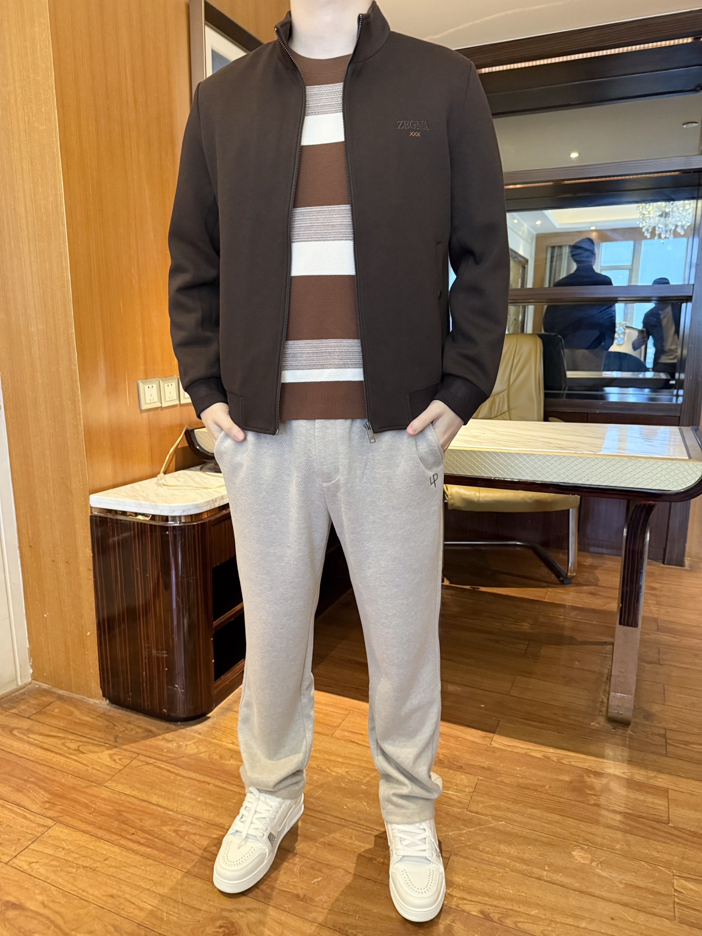 NO:598594,Ermenegildo Zegna-2025 new quilted jacket!  Stand-up collar zipper + low-key brand embroidery, simple metal buckle pockets, slim fit without dragging, exquisite cotton padding inside for casual wear, lightweight and heat-locking without being bulky, elastic cuffs/hems, windproof and body-fitting, khaki color, versatile and easy to wear, easy to create a relaxed texture for work and commuting!  Size: 48-56 (model 180/140 wears 50, with Hong Kong Lane Crawford gift box packaging),,zegna,jackets & coats,alexander wang19860909杰尼亚-2025新款夹棉外套！立领拉链+低调品牌刺绣,简约金属扣口袋,版型修身不拖沓,休闲中透着精致内里夹棉填充,轻量锁温不臃肿,袖口/下摆弹力收边,防风又贴合身形卡其色调百搭不挑内搭,上班、通勤轻松打造松弛质感！码数:48-56(模特180/140穿50,配香港连卡佛礼盒包装),,zegna,jackets & coats,alexander wang,Men's clothing