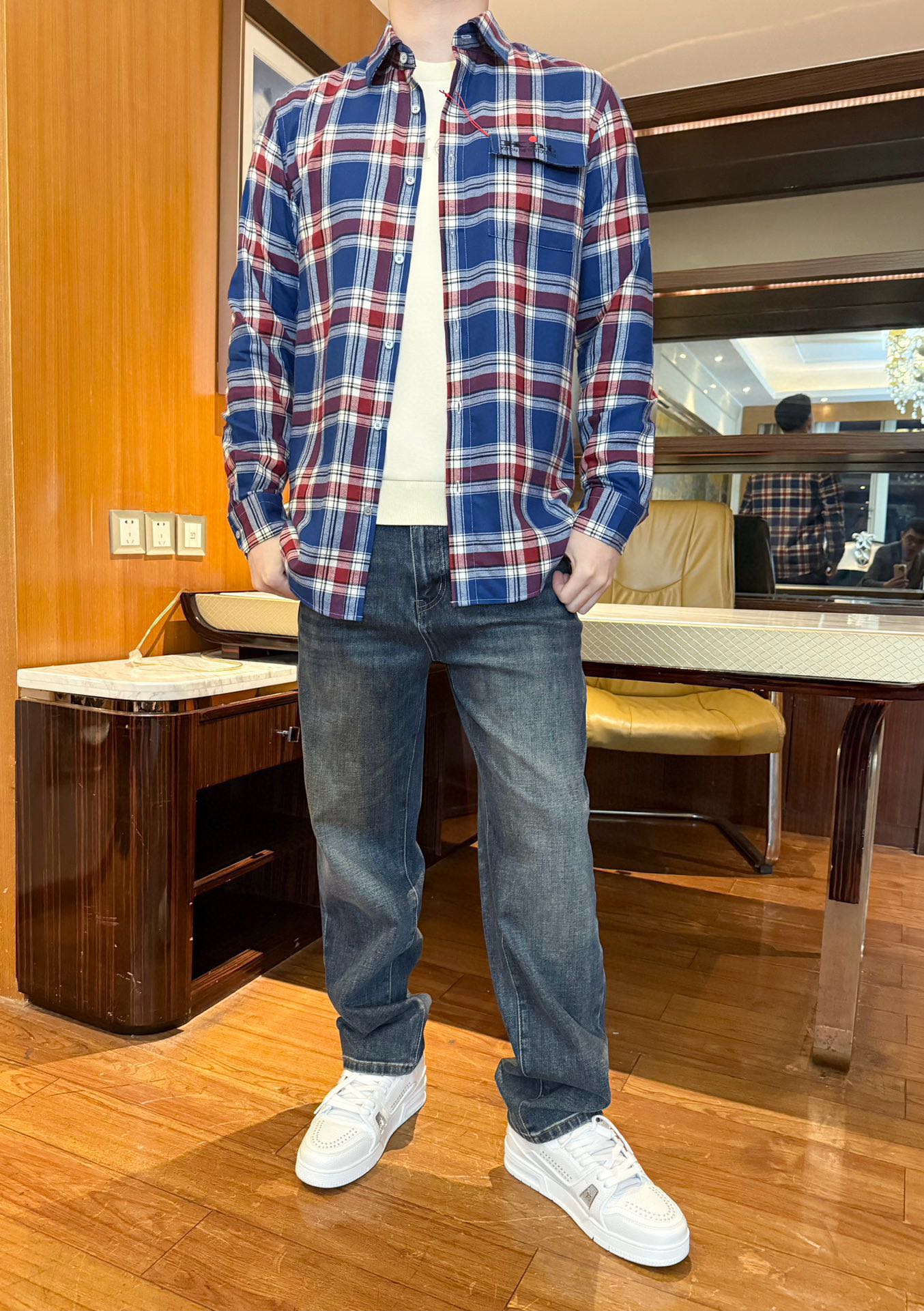 NO:598598,Kiton - the first release of autumn and winter 2025, yarn-dyed checkered sanding process creates a delicate texture!  Stylish and decent double-pocket double-pocket flap shirt for business gentleman commuting. The classic slightly slim fit continues the unique Italian style charm of his family. Whether paired with a casual cardigan or a formal suit, it has a sense of gentlemanly elegance! Size: S-XXL (model 180/140 wears M, comes with Hong Kong Lane Crawford gift box packaging), shirts, business suit, alexander wang19860909Kiton-2025年秋冬第一弹,色织格仔磨毛工艺打造细腻质感！商务绅士通勤款时尚又得体双袋双袋盖衬衫.经典微修身版型,延续了他家特有的意式风格魅力,不论配休闲的开衫还是正式的西装,都自带一份绅士的优雅感!码数:S-XXL(模特180/140穿M,配香港连卡佛礼盒包装),,shirts,business suit,alexander wang,Men's clothing