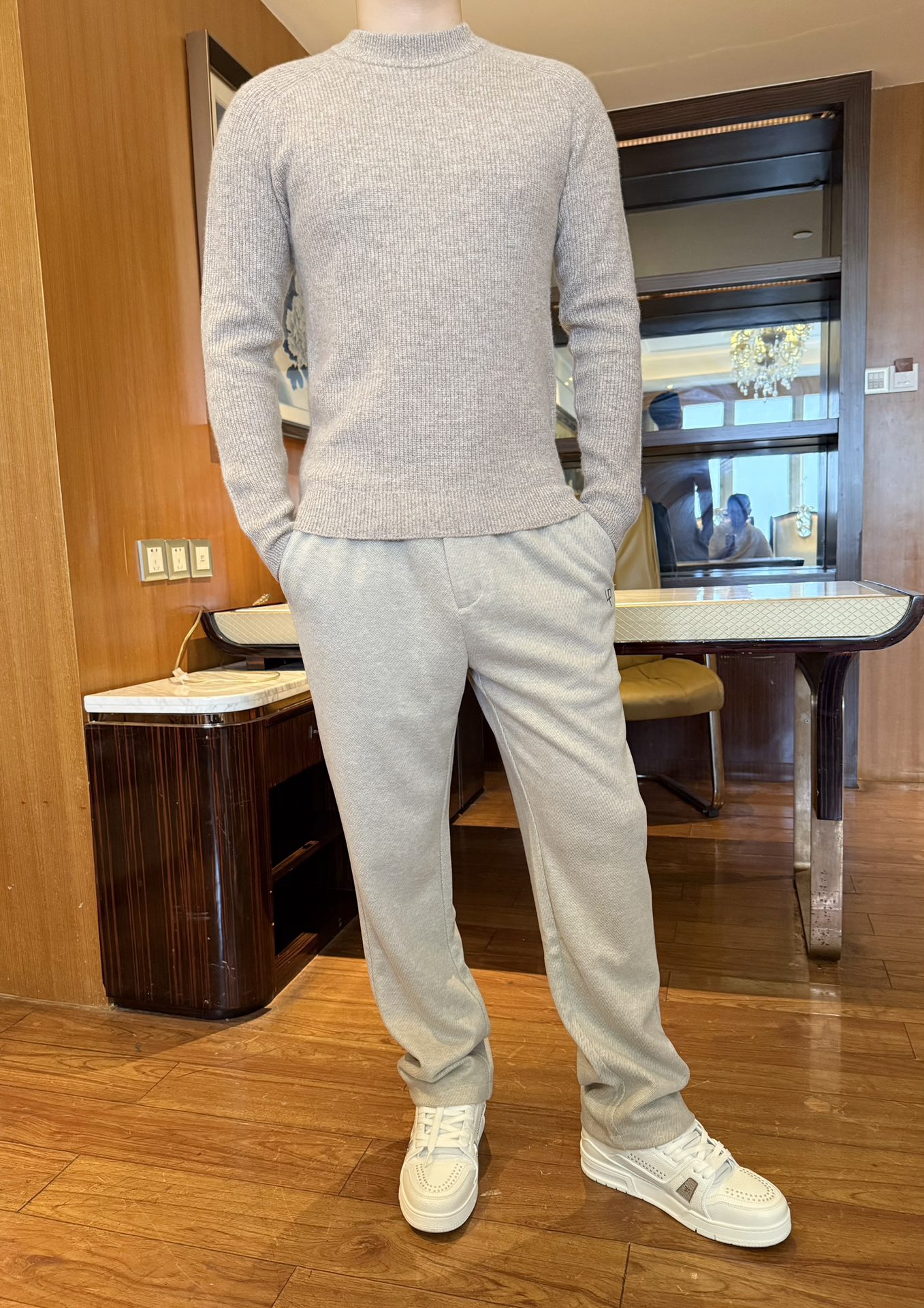 NO:598602,LP-2025 new sweater!  The cashmere fabric of 90% cotton and 10% wool has a matte texture, feels soft and skin-friendly, and is not irritating when worn close to the body; the half-high collar design can protect the neck and keep it warm without feeling restrictive, making it more comfortable to wear in autumn and winter ~ variegated pattern  It has a sense of layering and is more refined than a solid-color sweater. The slim fit and not tight version can be worn alone to show off your figure, or can be worn as an inner layer and tucked into a jacket without being bulky. The gray apricot tone is not picky, making it easy to switch between daily and casual styles!  Size: 48-56 (model 180/140 wears 50, with Hong Kong Lane Crawford gift box packaging), loro piana, jackets & coats, sweaters, alexander wang19860909LP-2025新款毛衣！90棉羊毛10的山羊绒面料自带雾面质感,触感软糯亲肤,贴身穿不扎人；半高领设计既能护住脖颈保暖,又不会有束缚感,秋冬穿舒适度拉满~杂色纹理自带层次感,比纯色毛衣更显精致；修身不紧绷的版型,既能单穿显身形,也能当内搭塞进外套里不臃肿.灰杏调不挑风格,轻松切换日常/轻熟风格！码数:48-56(模特180/140穿50,配香港连卡佛礼盒包装),,loro piana,jackets & coats,sweaters,alexander wang,Men's clothing