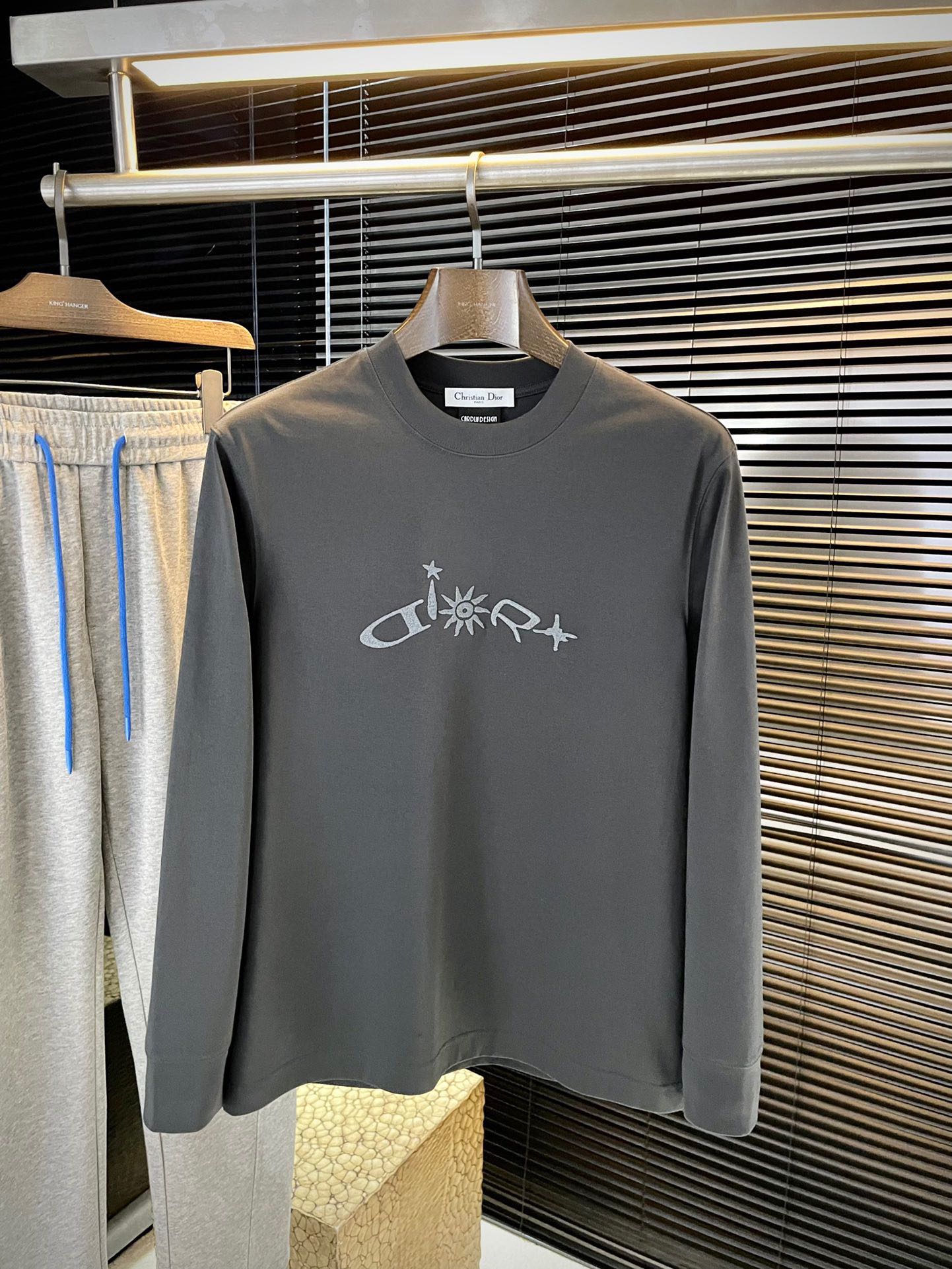 NO:598679,P Dio - (Dior) 2025 new autumn style, the latest sweatshirt in the store. The original version is casual and versatile on the upper body, casual and lazy style, customized original cotton fabric, extremely comfortable. High-end atmosphere, does it have the taste of autumn, the first choice. Size M-3XL purchasing level...,, dior, dior, hoodie, sweatshirts, alexander wang19860909P  Dio-（迪奥）2025秋季新款,专柜最新卫衣 原版版型上身休闲百搭、随性慵懒范,定制原版棉面料,舒适感爆棚.高端大气,秋天的味道有没有,首选 .码数 M-3XL 代购级别……,,dior,dior,hoodie,sweatshirts,alexander wang,Men's clothing